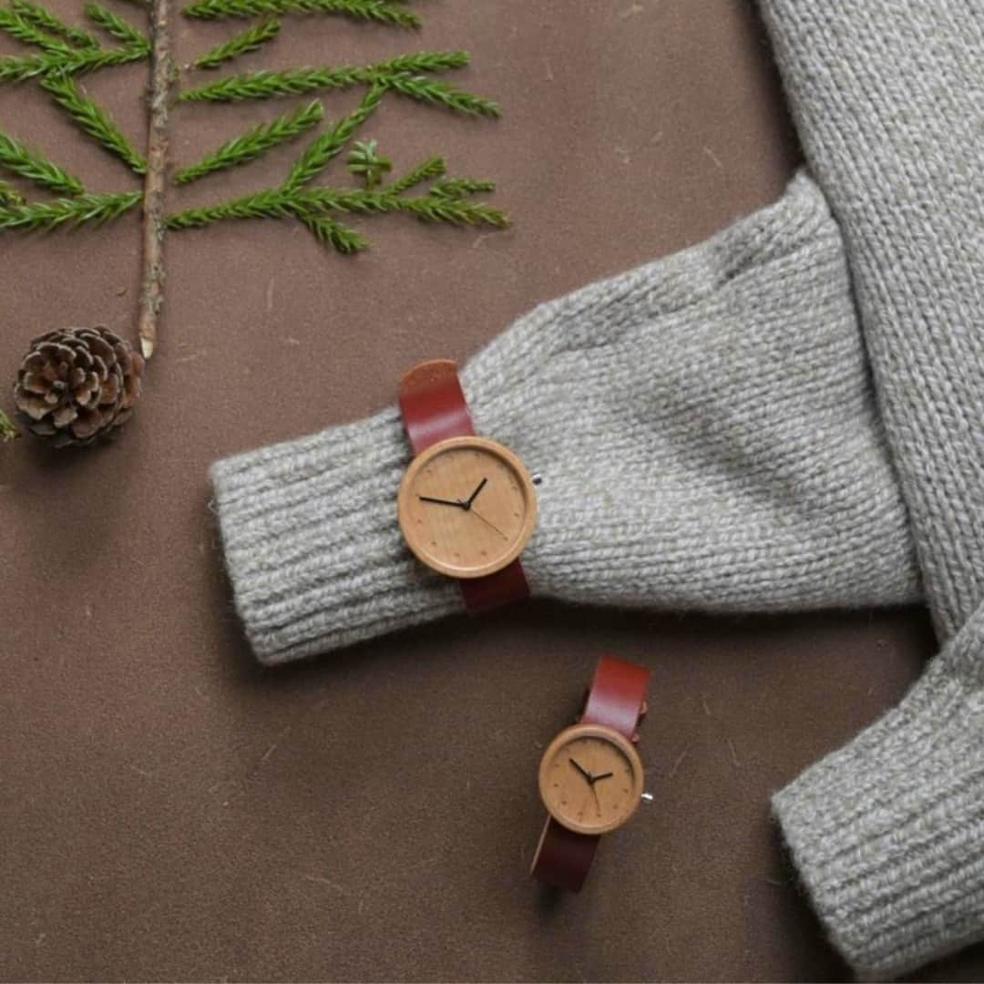 Creemaさんのインスタグラム写真 - (CreemaInstagram)「クリスマスギフトに、2人で一緒につけたい腕時計を。 お仕事からお出かけまで、どんなときもつけられる実用性に、年代や性別問わず楽しめるデザイン性のある腕時計は、大切な人へのペアギフトにおすすめです。 今年のクリスマスギフトは、ペアウォッチを選びませんか？  - - - - - -  「これからもいい時間を一緒に過ごそうね」そんな想いも込めて選びたいのが、木の美しさを生かして腕時計をつくるNAKARI WATCH JPさんの腕時計。 年月を重ねた木目や色味など、木が持つ魅力を腕時計で表現しています。  文字盤は、1枚の板からくり抜いてつくられています。同じ木でも、木目や色味によってそれぞれ表情が違い、時計の表面と側面の木地の流れやつながりなど、自然そのままの美しさを堪能できるのが特徴です。  - - - - - -  時計盤のサイズ・ベルトの色はほかにもいろいろな種類から選べます。 2人の装いにぴったりなものを探してくださいね。  - - - - - -  ▶︎ [ RED ] Maple (size S) × Organic Sweden Leather ／ ￥22,000 （NAKARI WATCH JPさん） https://www.creema.jp/item/13081691/detail  ▶︎ [ RED ] Maple (size L) × Organic Sweden Leather ／ ￥24,000 （NAKARI WATCH JPさん） https://www.creema.jp/item/13081941/detail  ▶ ご紹介した作品の詳細はプロフィールのリンクからぜひ。→ @creemajp  #腕時計 #ペアウォッチ #プレゼント#クリスマスプレゼント #木婚式 #婚約時計 #NAKARIWATCH #Creema #handmade #クリーマ #ハンドメイド」11月17日 8時00分 - creemajp