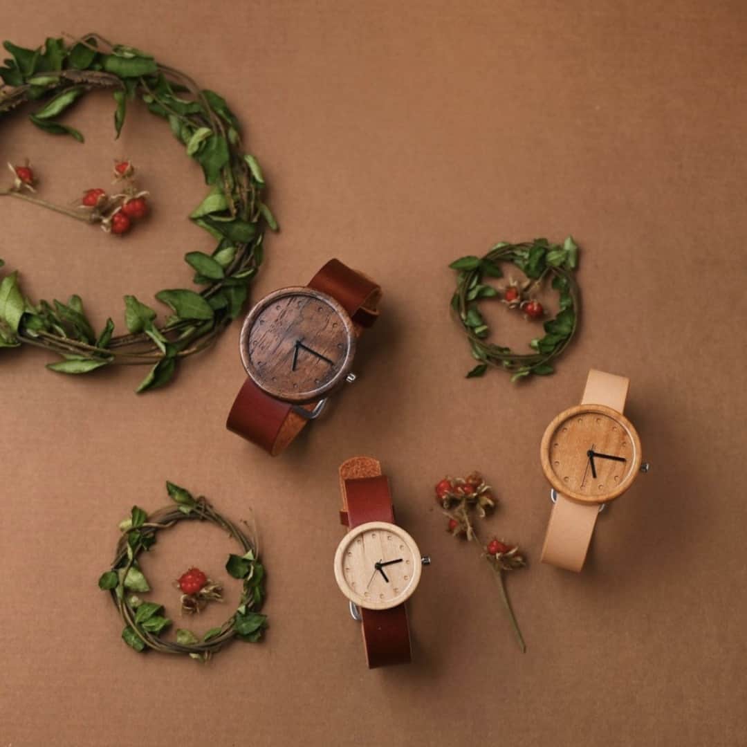 Creemaさんのインスタグラム写真 - (CreemaInstagram)「クリスマスギフトに、2人で一緒につけたい腕時計を。 お仕事からお出かけまで、どんなときもつけられる実用性に、年代や性別問わず楽しめるデザイン性のある腕時計は、大切な人へのペアギフトにおすすめです。 今年のクリスマスギフトは、ペアウォッチを選びませんか？  - - - - - -  「これからもいい時間を一緒に過ごそうね」そんな想いも込めて選びたいのが、木の美しさを生かして腕時計をつくるNAKARI WATCH JPさんの腕時計。 年月を重ねた木目や色味など、木が持つ魅力を腕時計で表現しています。  文字盤は、1枚の板からくり抜いてつくられています。同じ木でも、木目や色味によってそれぞれ表情が違い、時計の表面と側面の木地の流れやつながりなど、自然そのままの美しさを堪能できるのが特徴です。  - - - - - -  時計盤のサイズ・ベルトの色はほかにもいろいろな種類から選べます。 2人の装いにぴったりなものを探してくださいね。  - - - - - -  ▶︎ [ RED ] Maple (size S) × Organic Sweden Leather ／ ￥22,000 （NAKARI WATCH JPさん） https://www.creema.jp/item/13081691/detail  ▶︎ [ RED ] Maple (size L) × Organic Sweden Leather ／ ￥24,000 （NAKARI WATCH JPさん） https://www.creema.jp/item/13081941/detail  ▶ ご紹介した作品の詳細はプロフィールのリンクからぜひ。→ @creemajp  #腕時計 #ペアウォッチ #プレゼント#クリスマスプレゼント #木婚式 #婚約時計 #NAKARIWATCH #Creema #handmade #クリーマ #ハンドメイド」11月17日 8時00分 - creemajp