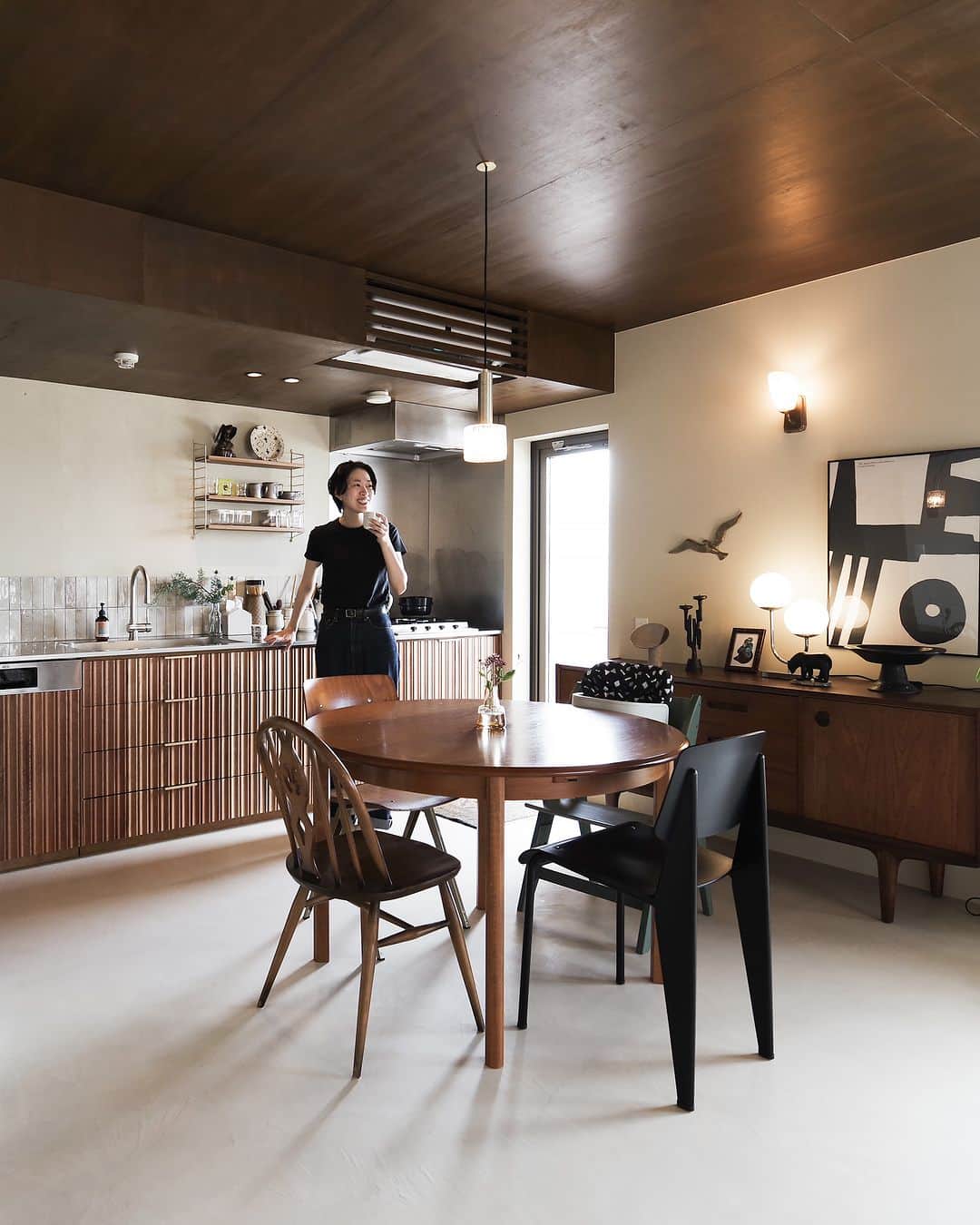 EIGHT DESIGNのインスタグラム：「気に入ったらいいね＆保存お願いします♪ @eightdesign  エイトデザイン建築デザイナーの自邸。 3人家族でコンパクトに暮らす、72平米のマンションリノベーションです。 　 物件探しの条件は、 通勤＆子育てに便利なエリア、ローン控除が受けられる築年数、そして予算を優先。 広さは少し妥協しましたが、普段から設計業務をしているのでこの広さで大丈夫というイメージはできていたそう。 　 コレクションしているアートと家具が引き立つ、 余白を生かした素材感あるデザインに。 　 全面モールテックスの床、骨材入りの塗装などは、 今後のお客様への提案時に参考になるように、実験的に導入してみた仕上げです。  施主・デザイナー @cat8lovers  📷RENOVATION WORKS179 名古屋市昭和区マンションリノベーション事例 専有面積：72.82㎡ 家族構成：ファミリー（こども1人） 事例詳細はプロフィール（ @eightdesign ）のリンクをクリック👀 〰︎〰︎〰︎〰︎〰︎ 📺家づくりの相談はコメントでお気軽に☺️ @eightdesign 〰︎〰︎〰︎〰︎〰︎ 🎪店舗デザイン事例集 @eightdesign8shop 🏢オフィスデザイン事例集 @office8eightdesign 🐕スタッフの日常 @eightdesign_2nd 〰︎〰︎〰︎〰︎〰︎ #キッチン #キッチンインテリア #キッチン収納 #壁付けキッチン #eightdesign #エイトデザイン #リノベーション」