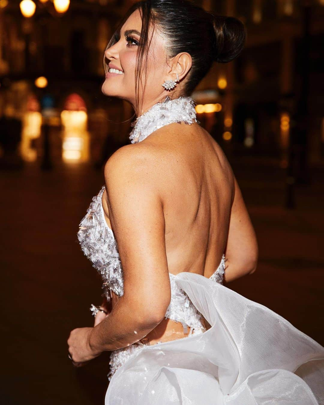 Chiquinquira Delgadoさんのインスタグラム写真 - (Chiquinquira DelgadoInstagram)「Que noche más bonita Sevilla! 💃 Nos vemos a las 7! Noche de estrellas @latingrammys x @univision @unimas @galavision @rtve   dress @virgiliomadinah jewels @wishfinejewelry Stylist: @gabyrougestyle H&M: @bbellabymilliep 📸 @charlycalderon  #latingrammy  #sevilla」11月17日 8時00分 - chiqui_delgado