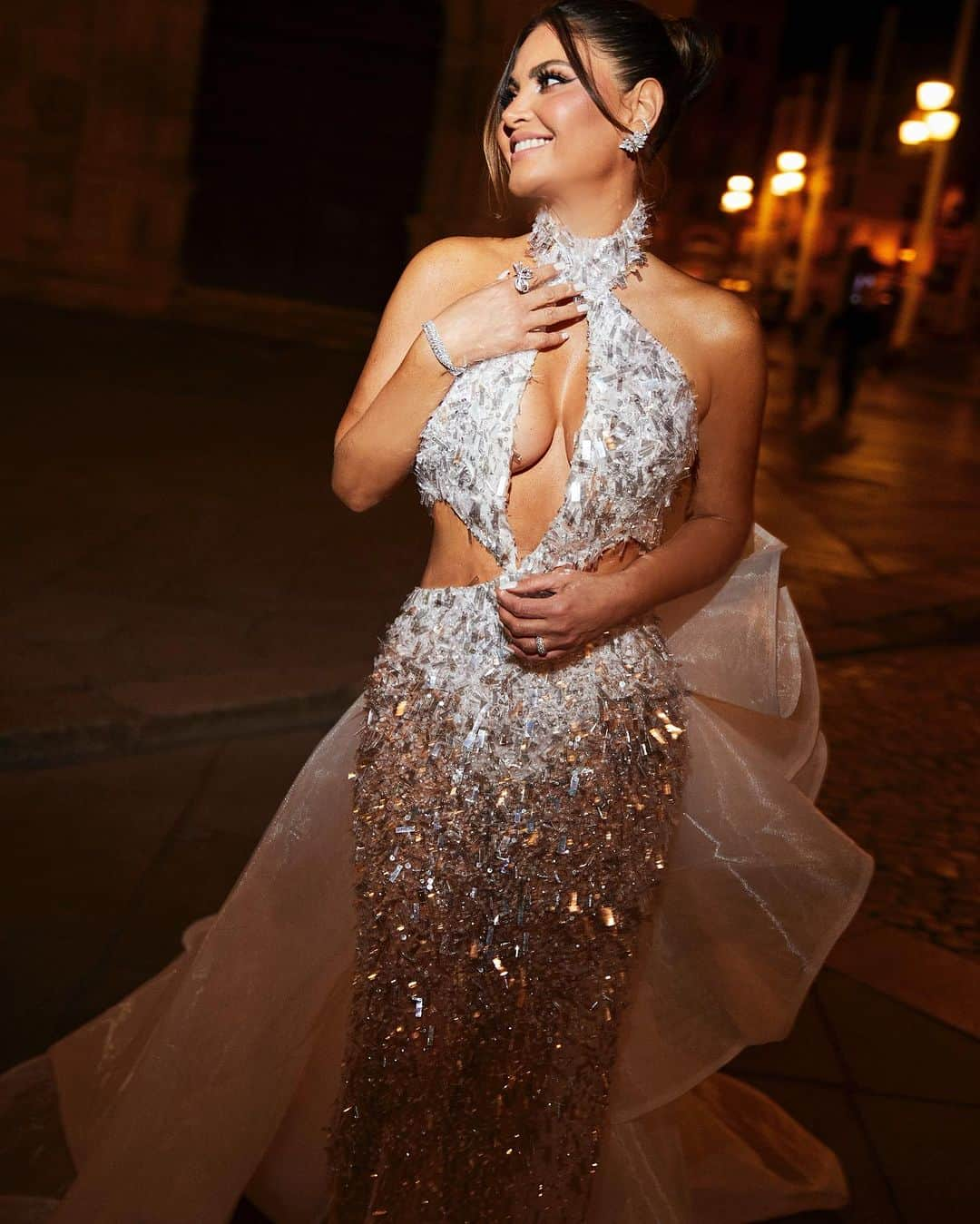 Chiquinquira Delgadoさんのインスタグラム写真 - (Chiquinquira DelgadoInstagram)「Que noche más bonita Sevilla! 💃 Nos vemos a las 7! Noche de estrellas @latingrammys x @univision @unimas @galavision @rtve   dress @virgiliomadinah jewels @wishfinejewelry Stylist: @gabyrougestyle H&M: @bbellabymilliep 📸 @charlycalderon  #latingrammy  #sevilla」11月17日 8時00分 - chiqui_delgado