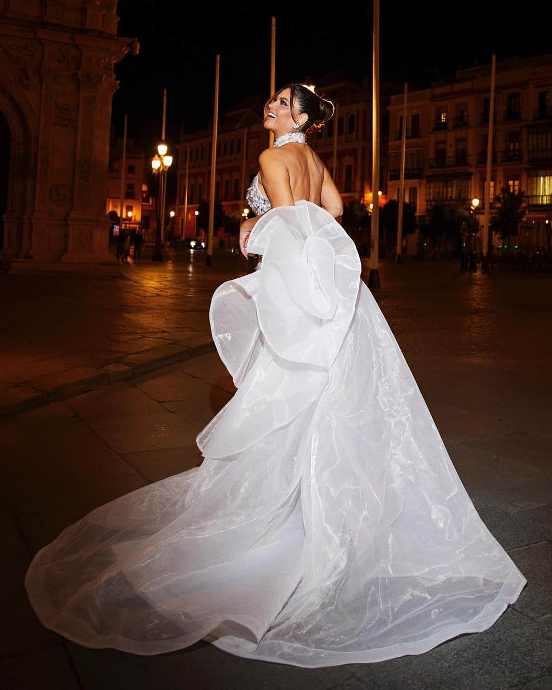 Chiquinquira Delgadoさんのインスタグラム写真 - (Chiquinquira DelgadoInstagram)「Que noche más bonita Sevilla! 💃 Nos vemos a las 7! Noche de estrellas @latingrammys x @univision @unimas @galavision @rtve   dress @virgiliomadinah jewels @wishfinejewelry Stylist: @gabyrougestyle H&M: @bbellabymilliep 📸 @charlycalderon  #latingrammy  #sevilla」11月17日 8時00分 - chiqui_delgado