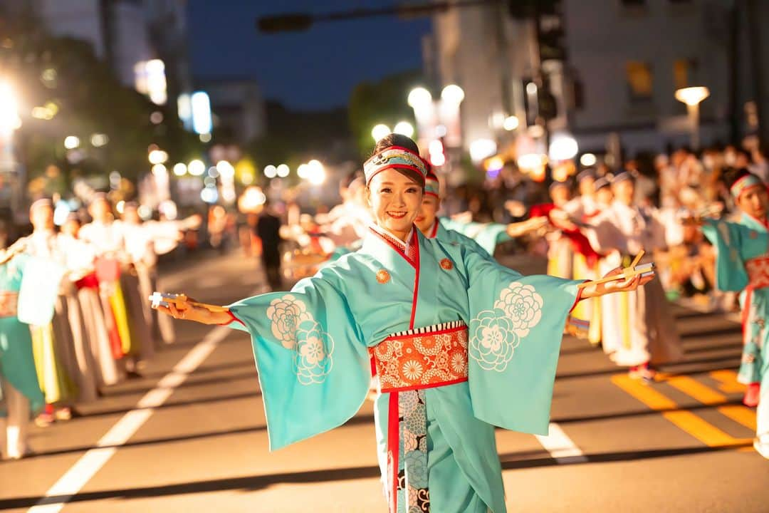 倉敷市さんのインスタグラム写真 - (倉敷市Instagram)「＼水島港まつり開催！／ 例年、夏の風物詩として開催していた「水島港まつり」は晩秋の“よさこい祭り”へ生まれ変わり、水島商店街一帯などで開催します。 “水島よさこい”には、地元倉敷市をはじめ県内外から総勢27チーム、820人が参加する他、高知県の人気チーム“ほにや”も演舞。 また、水島商店街通りには、露店やキッチンカーが出店。いろいろなグルメも併せてお楽しみいただけます。 当日は水島臨海鉄道無料デーです。ぜひお越しください。 荒天による開催可否の判断は11月24日（金）17時～ホームページで確認を。 https://www.mizushima-minato-matsuri.com  《水島港まつり》 ■日時　11月25日（土）11時～19時 ■場所　水島商店街一帯など ■問い合わせ　倉敷市水島支所産業課内 水島港まつり運営委員会事務局086-446-1113  #クラシキブンカ #水島港まつり #よさこい #水島よさこい #ほにや #ほにや倉敷 #宇宙～SORA～ #俄嘉屋 #ふくびじん #七彩  #備後ばらバラよさこい踊り隊 #ほろろ一座鬼粋 #小ざくら保育園 #天晴れ #いちぜん #お喜楽家 #華笑天～かえで～ #さぬき舞人 #沙摩銀華戀 #TACYON #ちゃきる #華舞鬼蜂 #HONIYA-Always Yosakoi- #ほにやっこ #丸亀ごんな連 #みずしんよさこい連 #よさこい縁連～彩翔～ #よさこいチーム刻 #よさこい連伊呂波」11月17日 8時00分 - kurashiki_city