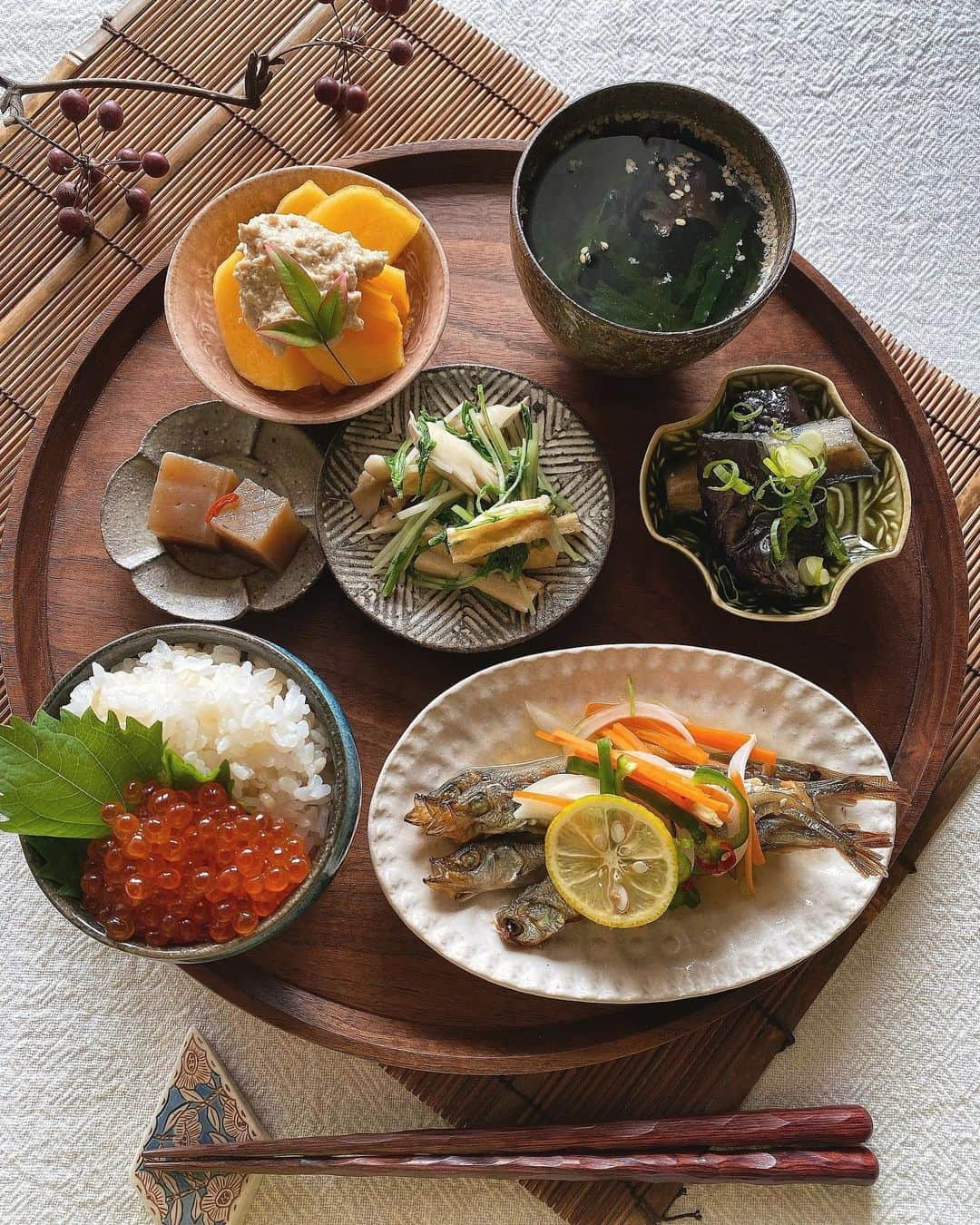 ururun_u.uのインスタグラム：「2023・11・17  金  おはようさんです☺︎  昨日の遅遅昼ごはん🥢 9割作り置き #あって良かった作り置き ・ ・ 🥢🥢🥢 ◉いくらごはん ◉焼ししゃもの南蛮漬け ◉ピリ辛こんにゃく ◉水菜、舞茸、お揚げさんの炊いたん ◉茄子の揚げ浸し ◉柿の白和え ◉海藻のお吸い物 ・ ・ 柿の白和え美味しい💕 あ、和えてないから 柿の白…和えてくださいか？🤣 ・ ・ ・  #おうちごはん#和食#まごわやさしい#茶色い生活#私の美味しい時間#私のおいしい写真#私の日常#いつものごはん#普段着ごはん#onthetable#うつわ#余宮隆#冨部咲喜子#池田大介#石田裕哉#鈎一馬#清岡幸道#フーディーテーブル#おうちごはんラバー#エルグルメ#マカロニメイトアンバサダー#igersjp」