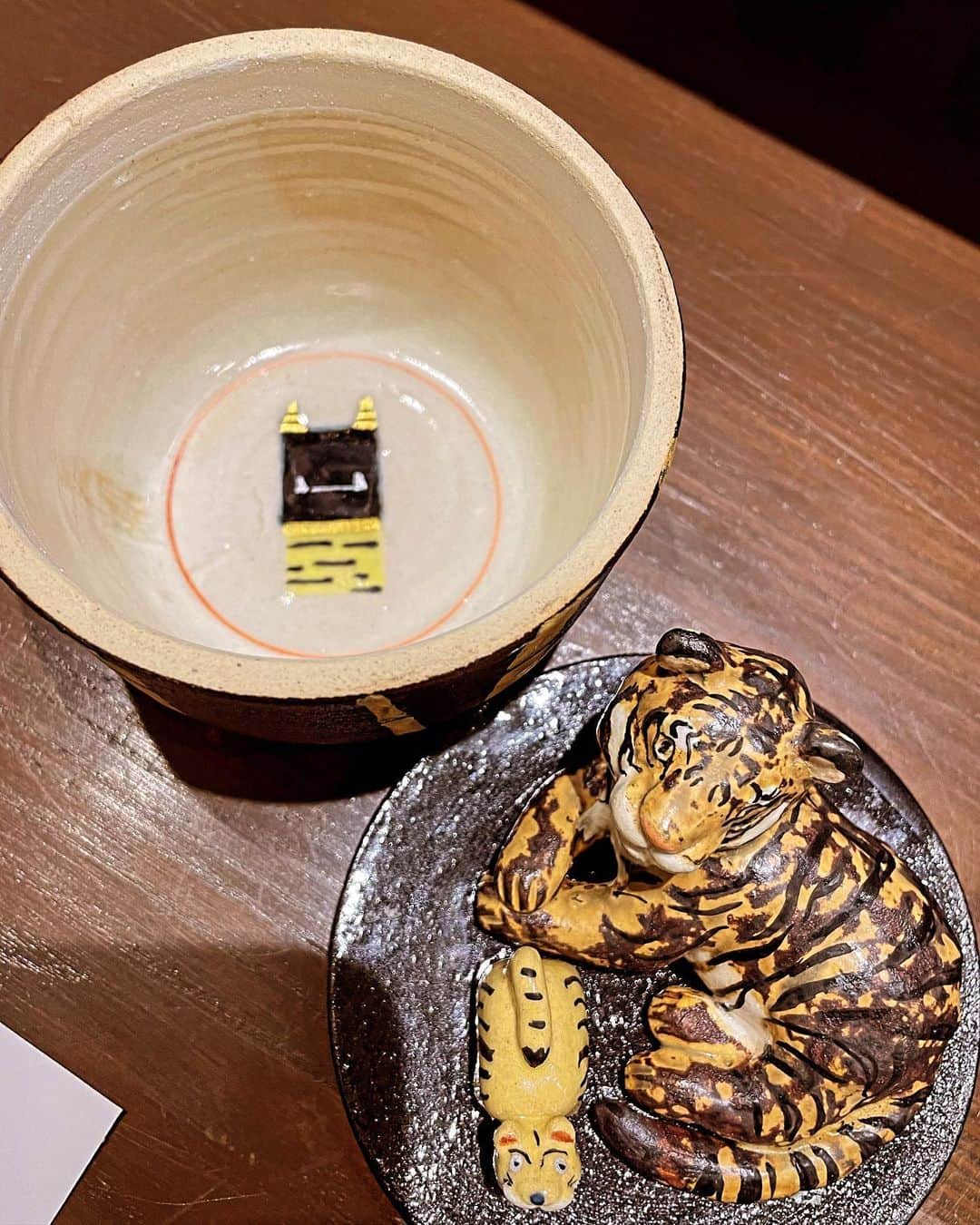 中島静佳さんのインスタグラム写真 - (中島静佳Instagram)「赤坂のギャラリー&カフェで開催されている方舟展へお邪魔してきました。 絶滅危惧種にスポットを当てたハコの世界！ 世界に一つだけのハコ、釉薬の色合いもとても素敵でした。久しぶりにもの作りがしたくなっちゃいました。 陶芸を札幌時代に6年ほど、そして東京に来てからも何年かやっていたのですが、その時の先生のお一人がミヤザワユリカさん。現在は千葉の鎌ヶ谷で作陶活動をされています。 同い年、寅会のメンバーです。（楽しい飲み仲間🎵）  個展は明日土曜日まで赤坂ジャローナで開催されています。 #方舟展#陶芸の個展#toka#ミヤザワユリカ　さん」11月17日 7時59分 - shizuka617nakajima
