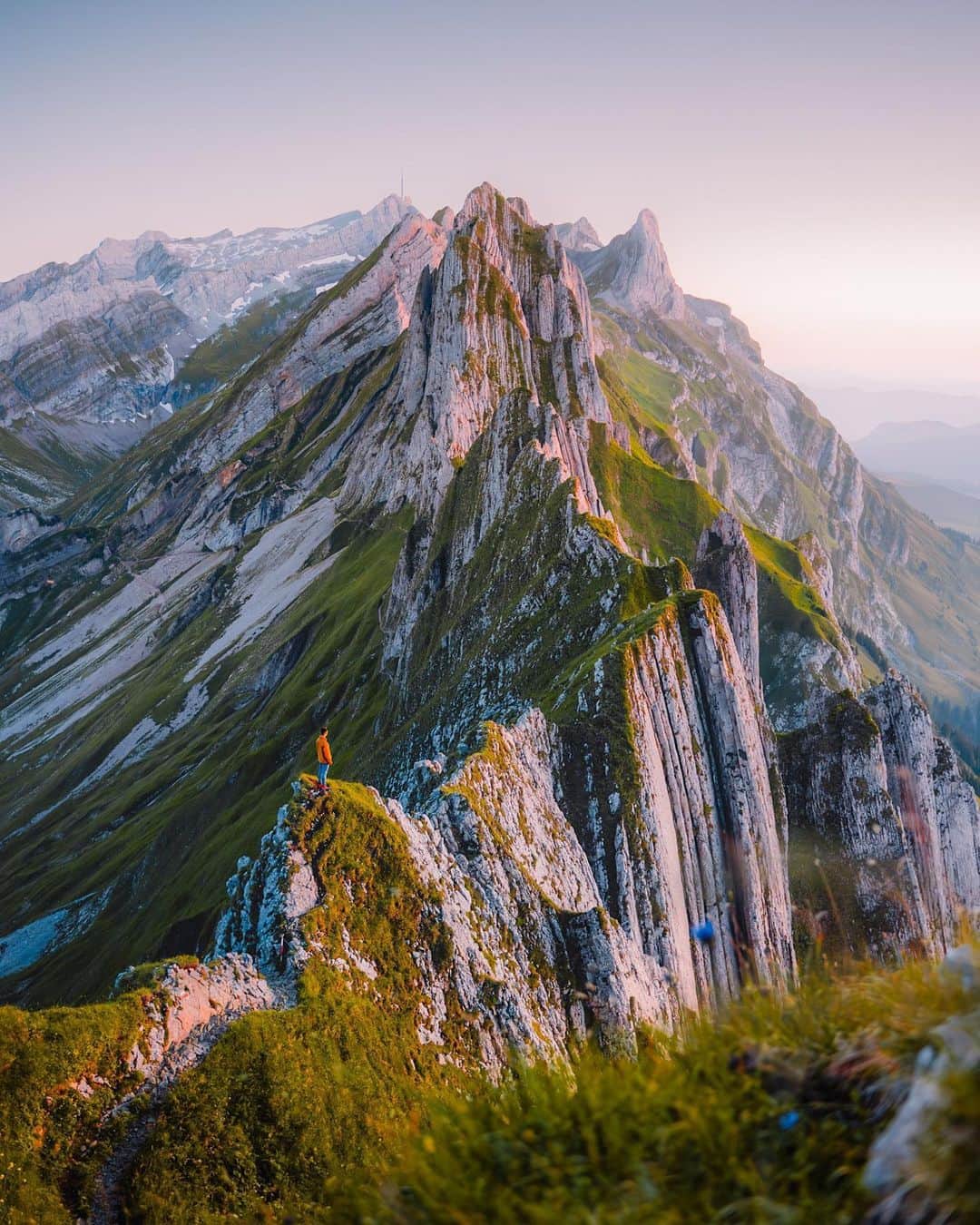 BEAUTIFUL DESTINATIONSのインスタグラム：「Embark on a visual journey with @long.explorer as he unveils the breathtaking tapestry of nature in the Swiss Alps. 🏔✨  Did you know that these stunning peaks aren't just a visual delight but also serve as Europe's colossal water reservoir, storing about 50% of the continent's freshwater? 🏞️💧  📸 @long.explorer 📍 Swiss Alps, Switzerland」