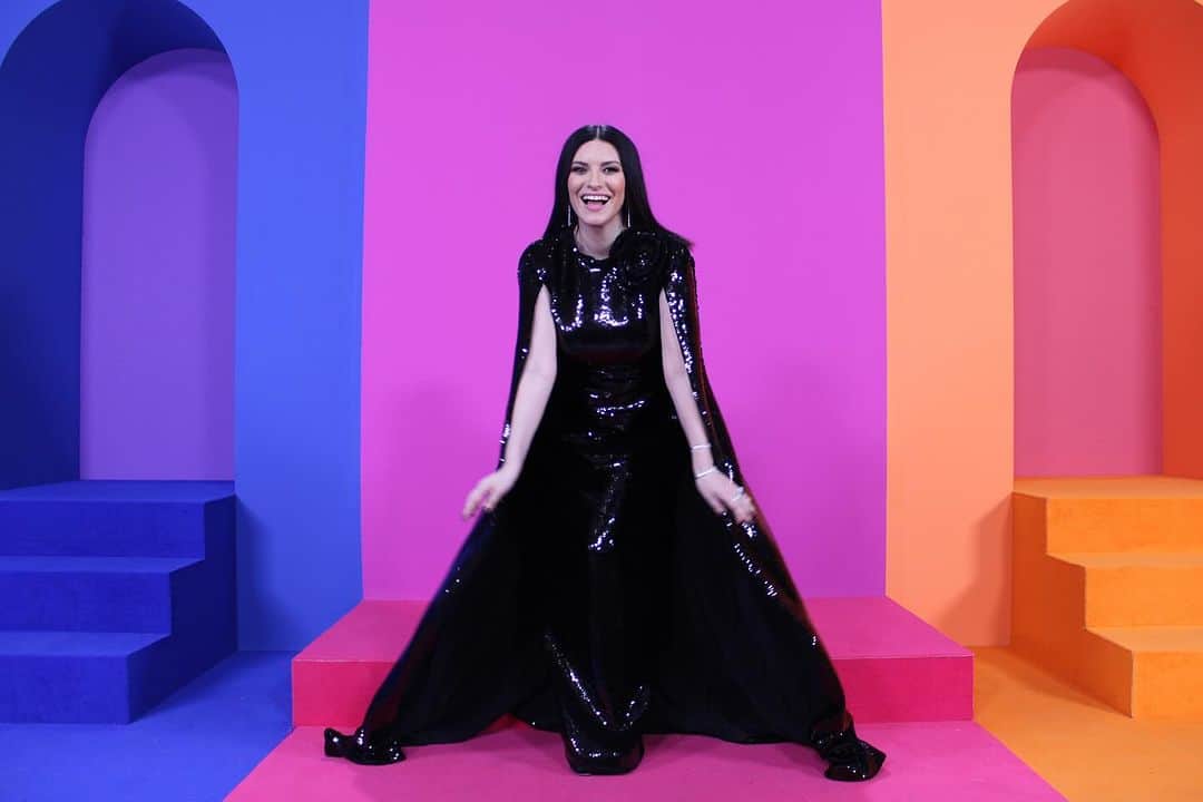 ラウラ・パウジーニのインスタグラム：「¡Brillando en los @latingrammys!  Thanks @pppiccioli   Total look: @maisonvalentino Styling: @susanna_ausoni  MUAH: @rebecatfigueroa   #LatinGRAMMY」