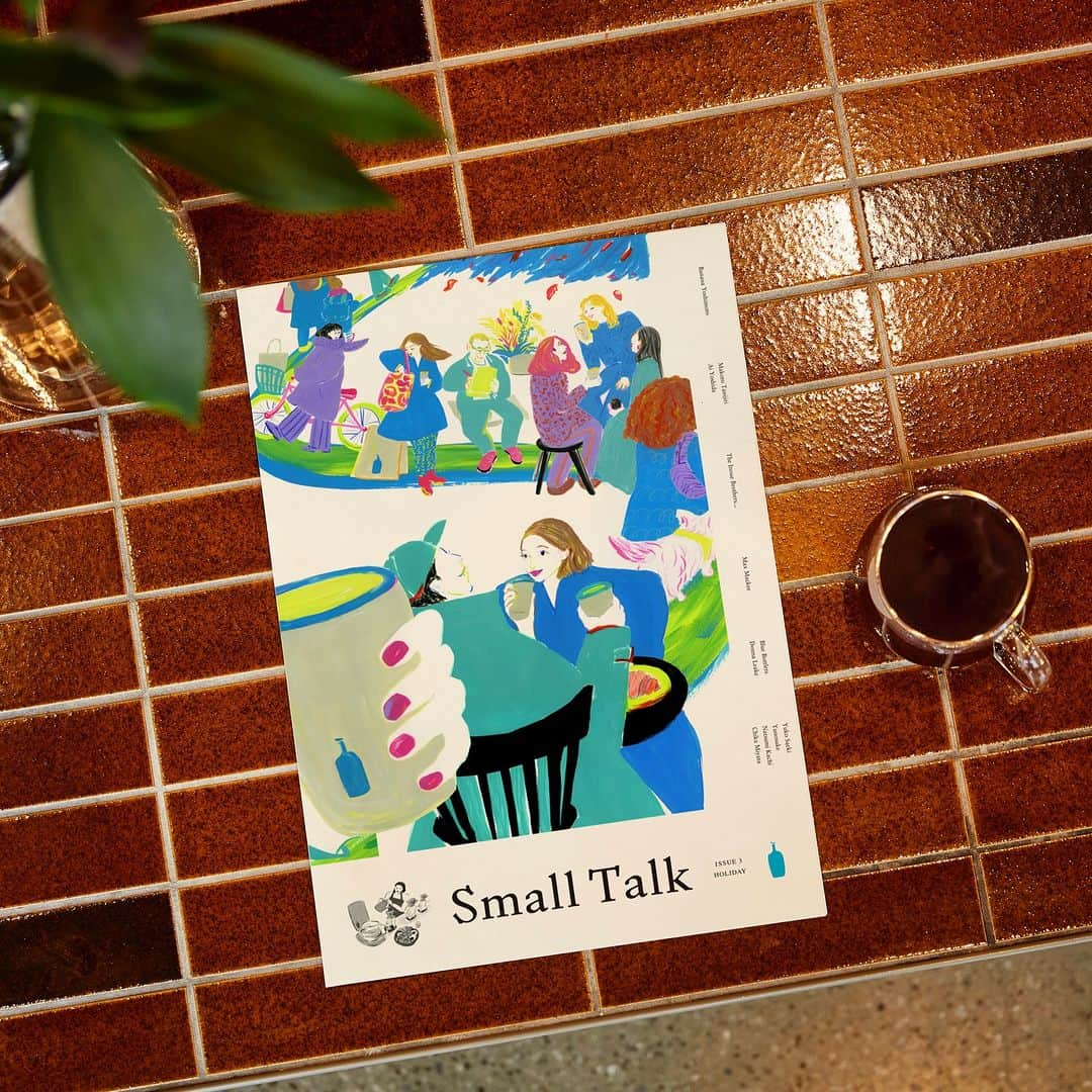 Blue Bottle Coffee Japanさんのインスタグラム写真 - (Blue Bottle Coffee JapanInstagram)「11月24日(金)よりブルーボトルコーヒー ジャーナル「Small Talk」の “ISSUE 3” を、全国のブルーボトルコーヒー カフェとポップアップストア、11月27日(月)より公式オンラインストアにて数量限定で配布いたします📖⁠ ⁠ B4サイズと、持ち運びしやすいサイズとなりました！⁠ また掲載内容も増え、すべての記事に英語翻訳もについて英語でもお楽しみいただけるようになりました。⁠ ⁠ 11月2日(水)から販売開始したホリデーコレクションと、 12月20日(水)に Forestgate Daikanyama（フォレストゲート代官山）内にオープンする「ブルーボトルコーヒー 代官山カフェ」をご紹介しております。⁠ ⁠ また今回の「Small Talk」には特別に、吉本ばなな氏によるオリジナルショートエッセイを掲載しております✨⁠ ご自身とコーヒーの関係や、旅行中に経験された特別なコーヒー体験、⁠ さらにブルーボトルコーヒーとの関わり方についての素敵なお話を書き綴っていただいております。⁠ ⁠ また建築デザインをご担当くださったサポーズデザインオフィスの谷尻誠氏、吉田愛氏のインタビューや、コラボレートしてユニフォームのご制作いただいた「ザイノウエブラザーズ」のインタビュー。 囲いの壁面のデザインをご担当くださった佐伯ゆうこ氏のイラストによる近隣のお店のご紹介など、多彩なコンテンツとなっております✨⁠ ⁠ また ブルーボトルコーヒーで働くブルーボトラーのおすすめのホリデーコレクションもご紹介しております💙⁠ メニュー選びやギフト選びにお役に立てていただければ幸いです✨⁠ ⁠ ※HUMAN MADE 1928 Cafe by Blue Bottle Coffee, HUMAN MADE Cafe by Blue Bottle Coffee は対象外となります。⁠ ⁠ ⁠ ⁠ ⁠#BlueBottleHoliday⁠ #ブルーボトルコーヒー⁠ #BlueBottleCoffee⁠」11月17日 8時05分 - bluebottlejapan