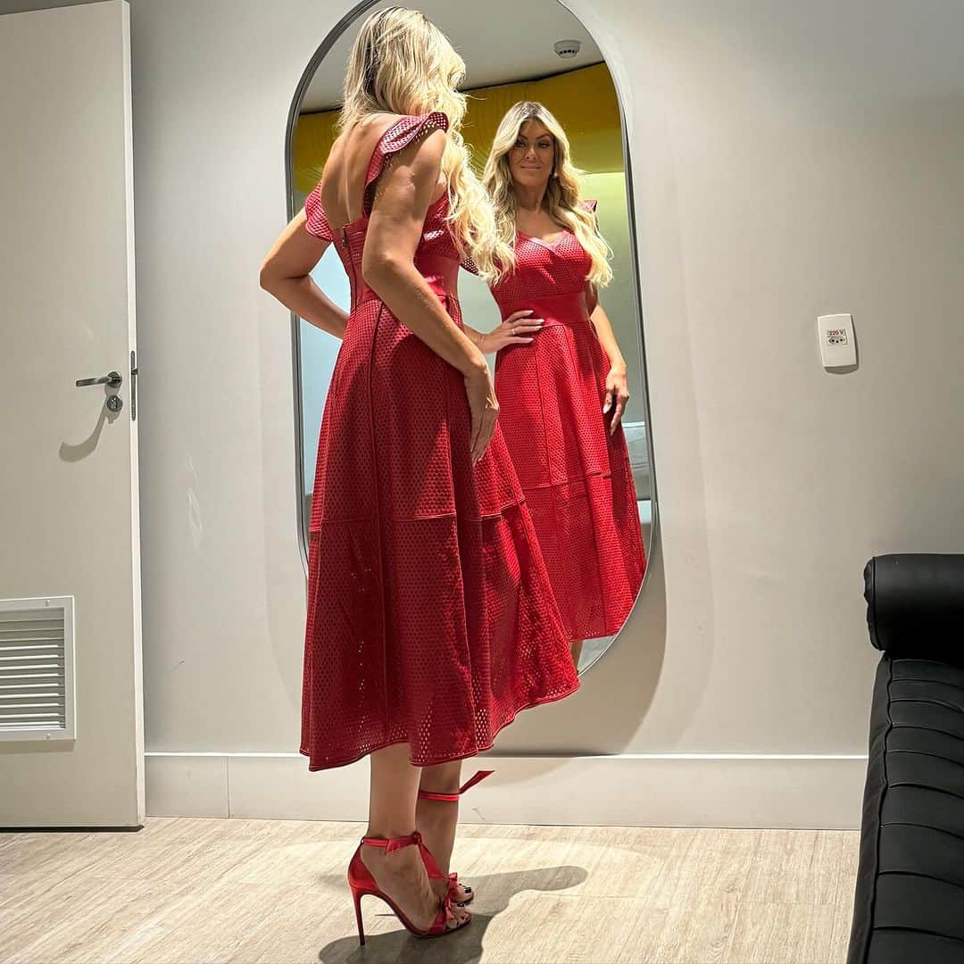 レナータ・ファンさんのインスタグラム写真 - (レナータ・ファンInstagram)「Sou apaixonada por vestidos de couro e este, na minha cor favorita -vermelho- é um dos meus preferidos, da @lubrandaoleather  Aqui, alguns clics pra vcs!  Fotos @josigss  Estilo by  @jubrantt」11月17日 8時06分 - renatafan