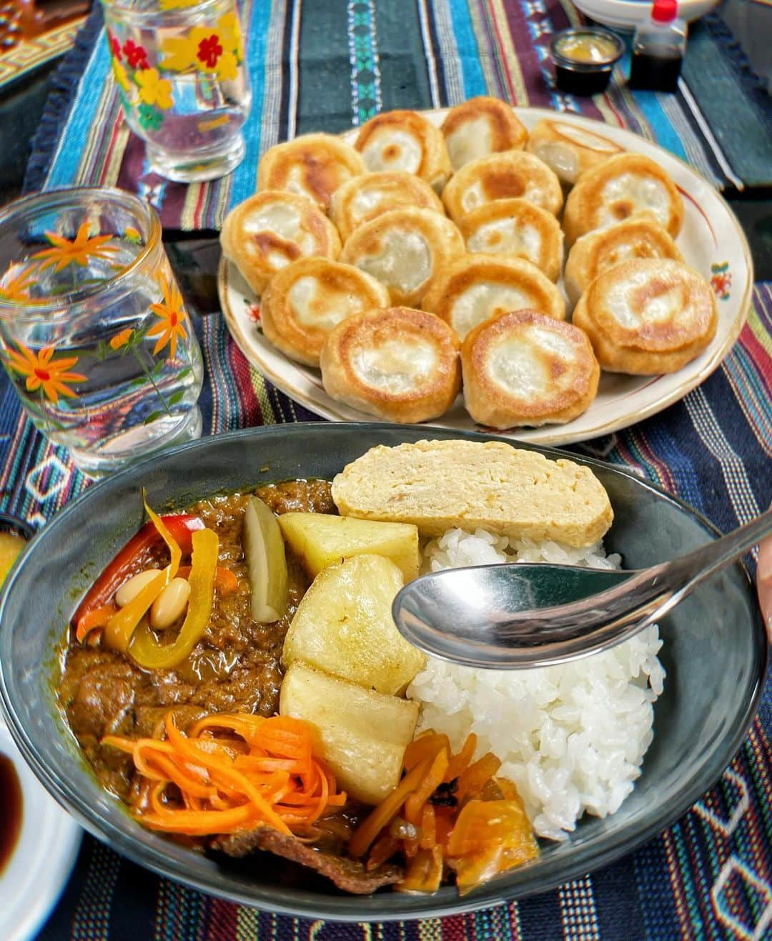 atmmyさんのインスタグラム写真 - (atmmyInstagram)「山口県の超本格派バングラデシュカレーと モチモチ餃子が食べれるお店を紹介するね✨  昔バングラデシュの友達が居てね、 カレーをよく振る舞ってもらってたんだけど、 もうそれが美味しくて大好きだった思い出があるの😋  KOUDA @koudayasimonoseki さんのカレーも 小麦粉を一切使ってなくて、 何をどうやったらこんなに美味しくなるんだ？笑 野菜もたっぷりで、スパイシーだけど甘味もあって 味わい深い…永遠に食べてられるわ😂  あと、この丸い餃子も、上はカリカリ下はモチモチで、 小籠包みたいに沢山の肉汁が溢れ出てくるのよ✨ 柚子胡椒をつけて食べるのがまた良い^ ^ →4枚目の動画をご覧くださいッ🎥  どっちもクセになる美味しさです^ ^  お店のオーナーさんもとってもチャーミングで、 まるで実家に帰ってきたようなおもてなしで癒されます😉  お店の裏に、実は隠れ家的なスペースがあって、 そこが空いてたらゆっくり食べられるから、 是非行ってみて〜♪  📍山口県下関市元町3-1-1餃子KOUDA  PR @koudayasimonoseki #餃子kouda #下関グルメ #下関カレー  #下関ごはん #下関市 #下関市グルメ  #山口県カレー #山口カレー　#小麦粉不使用  #たべすたぐらむ #カレー部 #大食い女子 #餃子部  #レトロなお店 #バングラデシュカレー」11月17日 8時07分 - atmmy