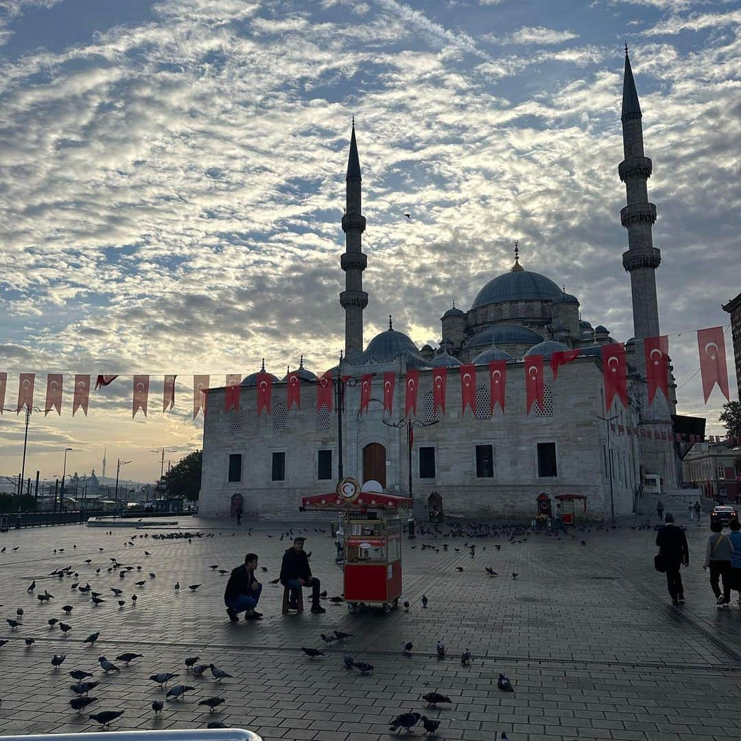 サヤカさんのインスタグラム写真 - (サヤカInstagram)「. トルコのイスタンブール🇹🇷 訪れた日は丁度建国100周年のおめでたい日だったの❤️❤️🎉  街並みは港町って感じで船が沢山停まってて建物もすごく綺麗だった✨  イスタンブールはアジアとヨーロッパが混ざった感じ、 グランドバザールも色々なお店が並んでて楽しかった☺️！ 特にドライフルーツやナッツのお店が多かったかな🤔  トルコの人はみんな親日で日本語も結構喋れる人が多かった印象、  有名なサバサンドも食べられた🤞😊レモン絞って食べたらとってもおいしかった❤️  #トルコ旅行#イスタンブール」11月17日 8時12分 - saya._.workout