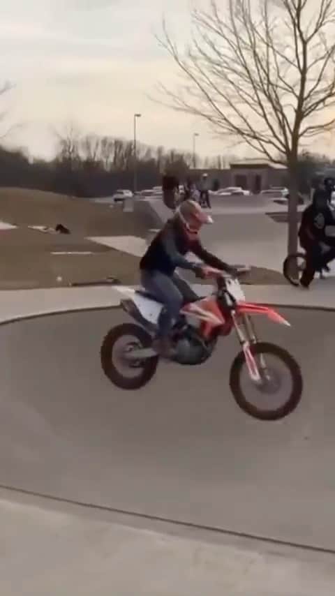 Best Videosのインスタグラム：「BMX Rider Gets Hit With Dirt Bike at Skate Park」