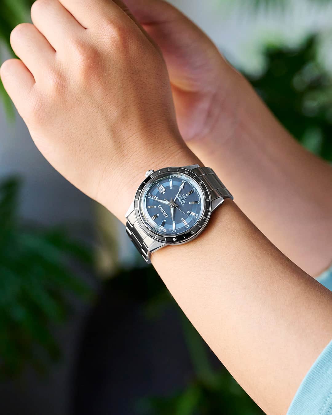Seiko Watchesのインスタグラム：「#ThrowbackThursday with Presage Style '60s GMT! ☮️ - Seiko takes on a retro feel with #SSK009 and draws inspiration from the steering wheel, levers, instruments and metallic colors of vintage 1960s touring cars! Along with the superb GMT function, this warm blue-gray dial features a date calendar and LumiBrite hands & markers, perfectly fit for every decade.  #Seiko #Presage」