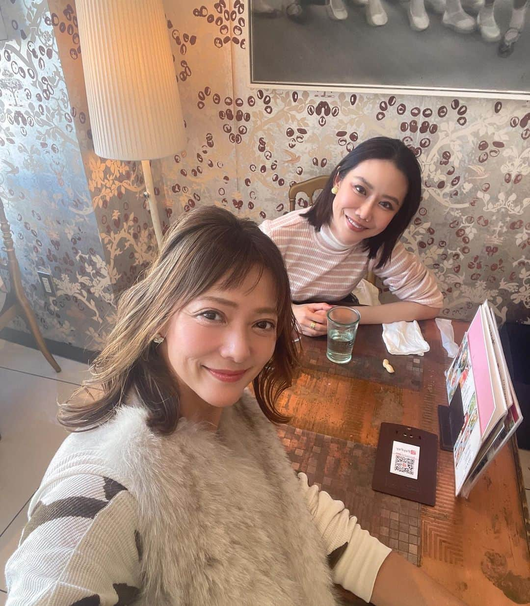 箕輪玖美さんのインスタグラム写真 - (箕輪玖美Instagram)「純青ちゃんと久々の銀座ランチ🥂🍽️ ・ ・ ベトナム料理で久々に近況報告✨ ・ ・ 街はすっかりクリスマスモード🎄 ディスプレーを見てるだけで、なんだかワクワクしちゃう☺️  #銀座ランチ #ベトナムアリス #クリスマスモード #銀座 #美魔女 #チーム美魔女 #女子ランチ #インスタグルメ #ベトナム料理 #アラフィフ女子 #箕輪玖美」11月17日 8時15分 - kumi.111