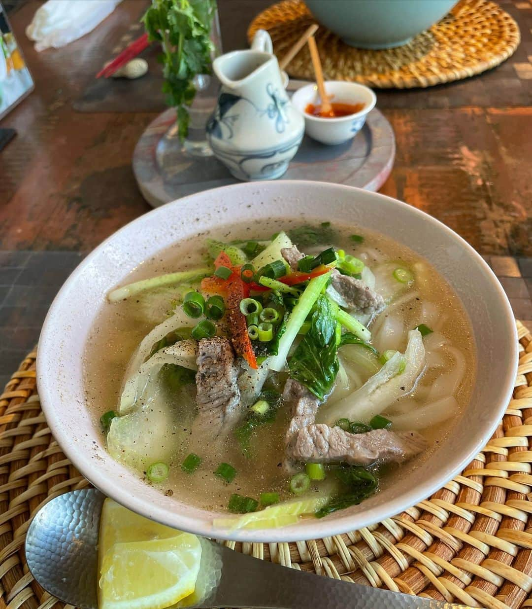 箕輪玖美さんのインスタグラム写真 - (箕輪玖美Instagram)「純青ちゃんと久々の銀座ランチ🥂🍽️ ・ ・ ベトナム料理で久々に近況報告✨ ・ ・ 街はすっかりクリスマスモード🎄 ディスプレーを見てるだけで、なんだかワクワクしちゃう☺️  #銀座ランチ #ベトナムアリス #クリスマスモード #銀座 #美魔女 #チーム美魔女 #女子ランチ #インスタグルメ #ベトナム料理 #アラフィフ女子 #箕輪玖美」11月17日 8時15分 - kumi.111