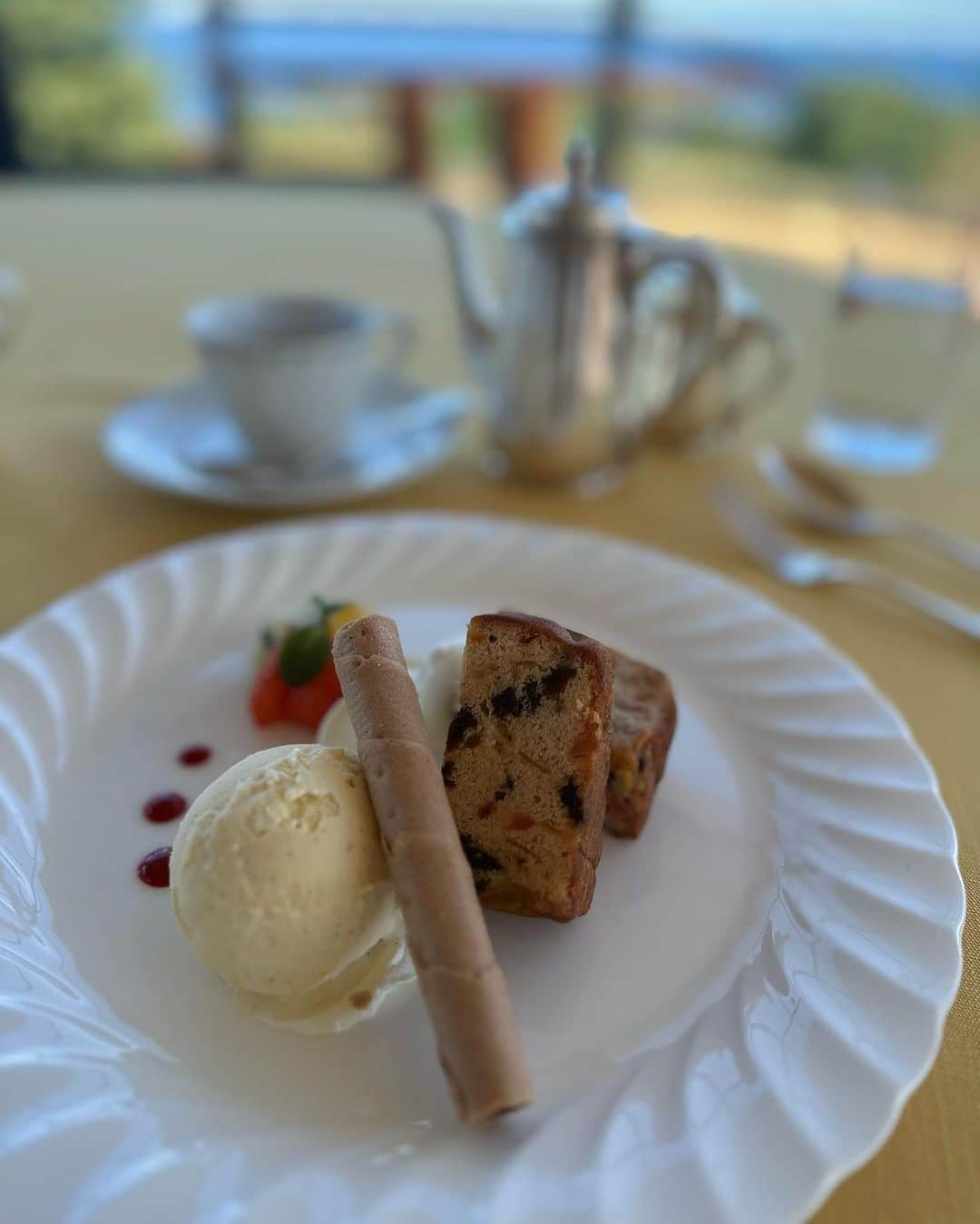 坂木優子のインスタグラム：「♡♡♡  Good afternoon tea ♡ 海を一望しながら　ゆっくりスイーツを🍨♡ 非日常空間　ときどき取り入れて♡ パワー充電♡ このロケーション最高です♡ いつかここでゴルフ⛳️できたら　いいな♡  #川奈ホテル #アフタヌーンティー #カフェ #伊豆 #女子旅 #コーデ #海の見えるカフェ #ドライブスポット #ホテルライク #休日の過ごし方 #ゴルフ #サーフィン#釣り女子 #アクティブ女子 #dayoff #beachlife #goodday   #坂木優子  @kawanahotel  ♡」