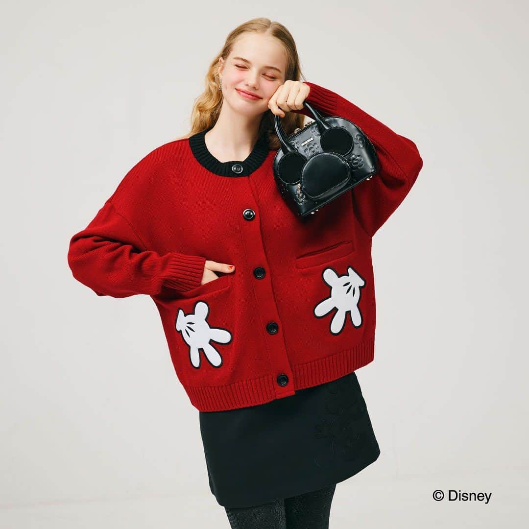 MARY QUANT officialのインスタグラム：「- 11.17 Fri ON SALE！ MARY QUANT/ DISNEY DESIGN COLLECTION - ディズニーを代表するキャラクター ミッキーマウス＆ミニーマウスが MARY QUANTの限定デザインとして登場！ アパレルからバッグ、ポーチ、小物まで 全身揃えたくなるラインナップ - 画像1枚目 #ミッキーマウスデザインカーディガン #ハートハンドサインスカート #ミッキーマウスデザイン2WAYミニトート #ディズニーデザインピアス - 画像2枚目 #ハートハンドサインブルゾン #ハートハンドサインスカート - ［販売期間］ 2023年11月17日（金）～2024年1月31日（水） ※なくなり次第終了 - 11月30日(木)まで オンラインショップにて送料無料キャンペーン開催中！ ※全てのお買い物が対象です - #MARYQUANT #DISNEY #MARYQUANTDISNEYDESIGNCOLLECTION #マリークヮント #ディズニー #マリークヮントディズニーデザインコレクション #ミッキーマウス #ミニーマウス #カーディガン #スカート #ミニトート #ピアス #ブルゾン #数量限定 #期間限定」