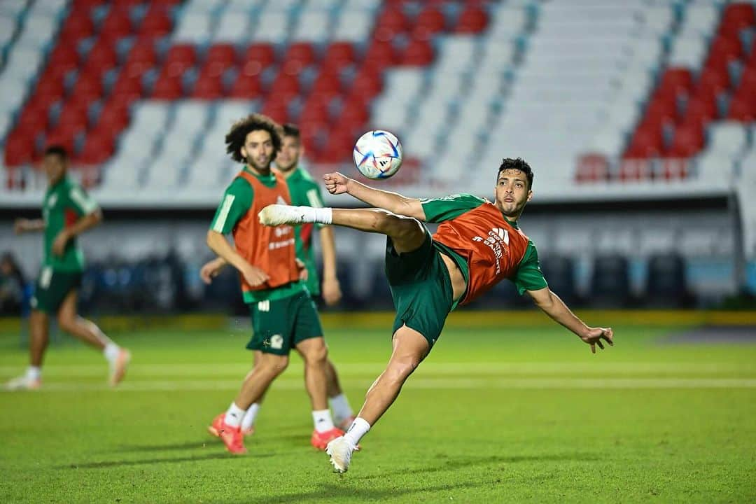 ラウール・ヒメネスのインスタグラム：「Listos #vamosmexico🇲🇽 ⚽️✂️」