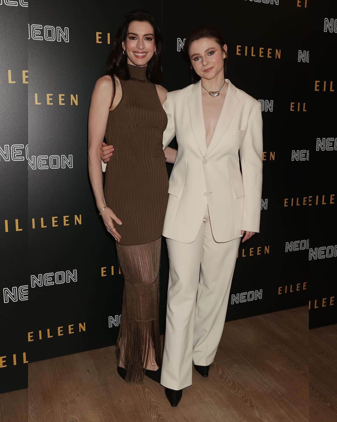 Just Jaredさんのインスタグラム写真 - (Just JaredInstagram)「Anne Hathaway and Thomasin McKenzie attend the NYC special screening of their new indie film “Eileen.” The film hits theaters on December 1. #AnneHathaway #ThomasinMcKenzie #EileenMovie Photos: Dave Alloca/Neon」11月17日 13時44分 - justjared