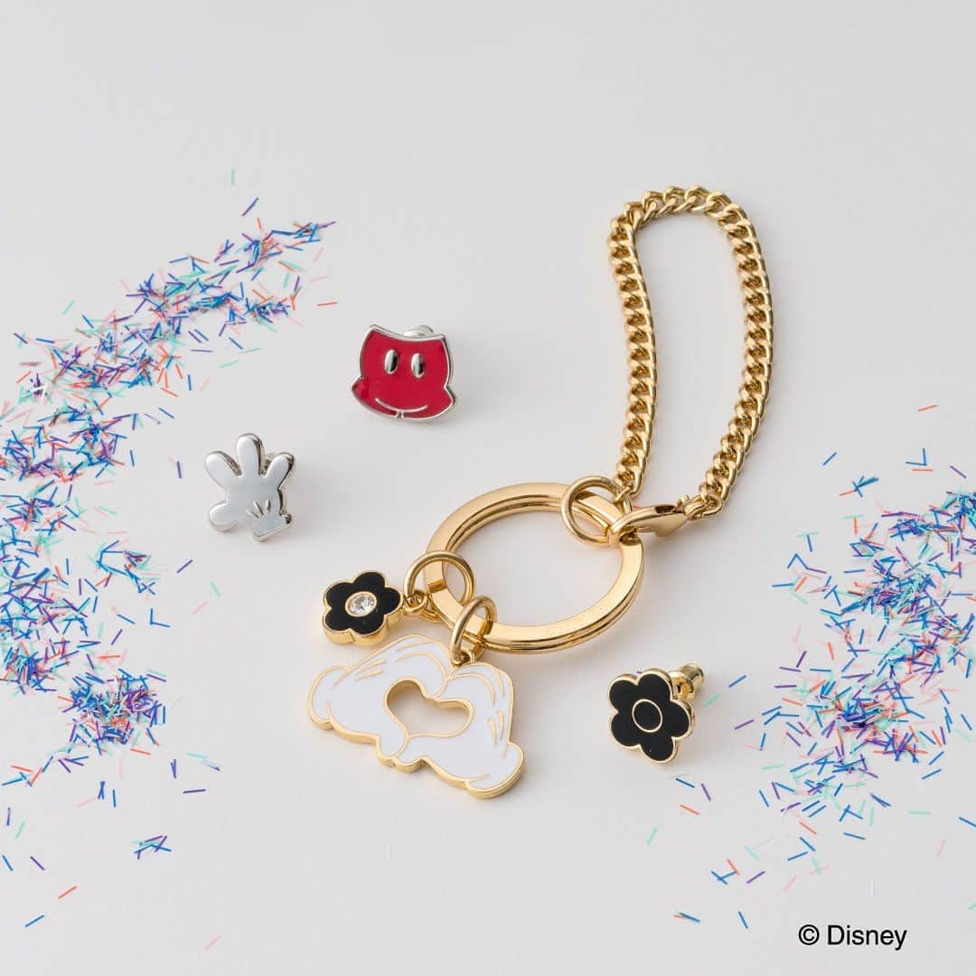 MARY QUANT officialのインスタグラム：「- 11.17 Fri ON SALE！ MARY QUANT/ DISNEY DESIGN COLLECTION - ディズニーを代表するキャラクター ミッキーマウス＆ミニーマウスが MARY QUANTの限定デザインとして登場！ - 画像1枚目 #ミッキーマウスデザインピアスセット #ハートハンドサインバッグチャーム - 画像2枚目 #ハートハンドサインネックレス #ディズニーデザインピアス #ディズニーデザインリング - ［販売期間］ 2023年11月17日（金）～2024年1月31日（水） ※なくなり次第終了 - 11月30日(木)まで オンラインショップにて送料無料キャンペーン開催中！ ※全てのお買い物が対象です - #MARYQUANT #DISNEY #MARYQUANTDISNEYDESIGNCOLLECTION #マリークヮント #ディズニー #マリークヮントディズニーデザインコレクション #ミッキーマウス #ミニーマウス #ピアス #バッグチャーム #ネックレス #リング #数量限定 #期間限定」