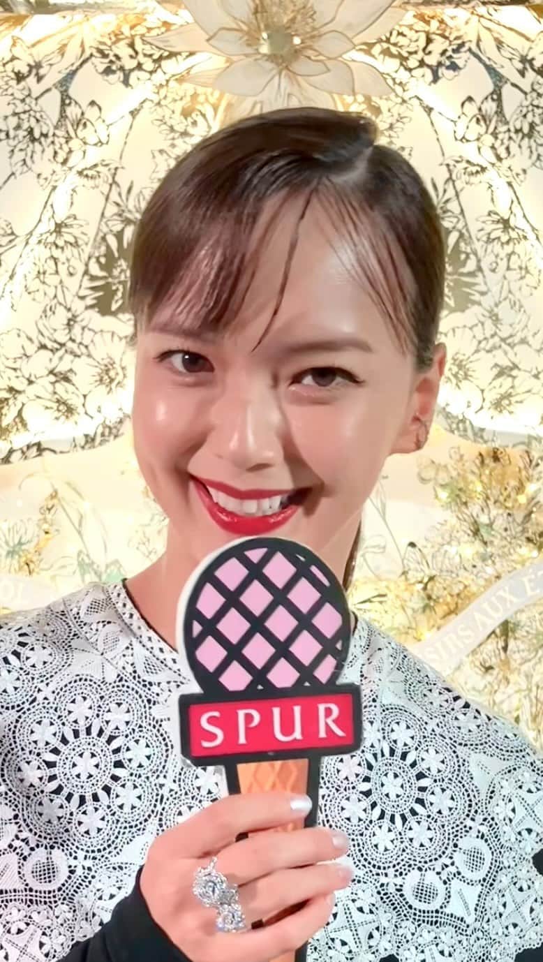 のインスタグラム：「表参道交差点にお目見えしたばかりの #ディオール ホリデーポップアップスペース。 レセプションにて、繊細なレースの襟が印象的なドレスをまとって来場した #多部未華子 さんをキャッチ。本日のレセプションの印象を語ってくれました。  ディオール ホリデー ポップアップ 🗓11月18日(土)～12月25日(月) 📍OMOTESANDO CROSSING PARK 🕰️ 11:00～20:00  #DiorCruise #ディオールホリデーポップアップ #ディオールファインジュエリー」