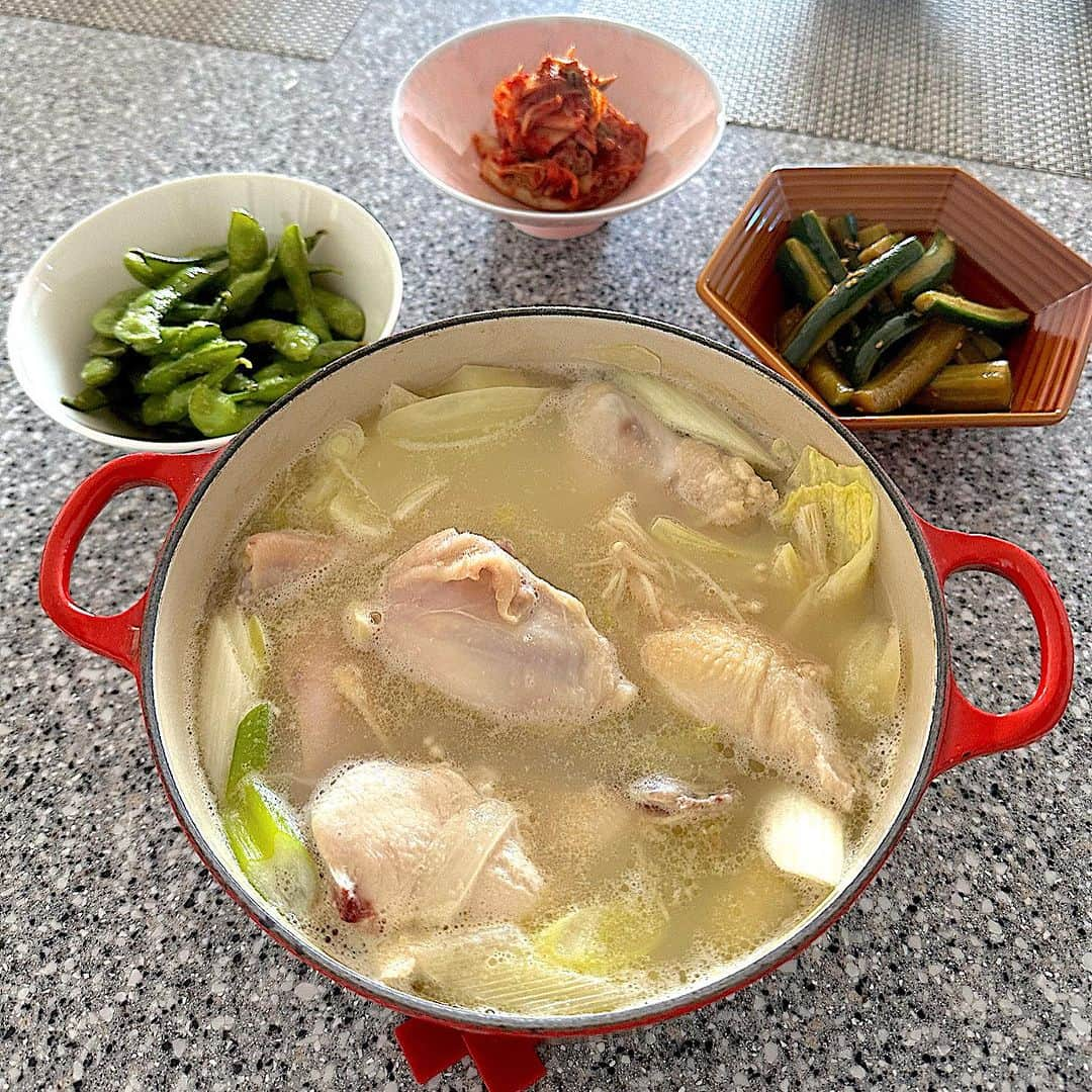 原史奈さんのインスタグラム写真 - (原史奈Instagram)「お家でランチ鍋女子会🍲 寒くなってきたし美味しい鍋が食べたくて @yamamotogyuzo のタッカンマリをテイクアウト スープ、鶏肉、トッポギ、特製酢醤油、〆のラーメンもついているから好きな野菜を入れてぐつぐつ煮込むだけ‼️ お家でお店の美味しいタッカンマリ食べられるの嬉し〜い😋 お友達は今手作り麹にハマっていて 玉ねぎ麹、ニンニク麹、醤油麹、ゆず塩麹、甘酒などなど色んな麹を持ってきてくれて その麹を使って実験のようにあれやこれや調合してドレッシングを作ってサラダにかけて食べました😆 美味しくて楽しかったー‼️ 3種類の麹をいただいたから色々お料理に使ってみよう😊 #お家ランチ #女子会 #タッカンマリ #山本牛臓 #麹 #腸活  #原史奈  #ゴルフ #ゴルフレッスン #ゴルフ練習 #ゴルフ女子 #ゴルフ大好き #golf #ゴルフウエア #ゴルフコーデ #ゴルフグッズ #ゴルフ動画 #ping #g410 #callaway #paradym #paradymmaxfast #even #archivio #アルチビオ #resurrection #eyevol #cuartounited #instagolf」11月17日 8時27分 - fuminahara