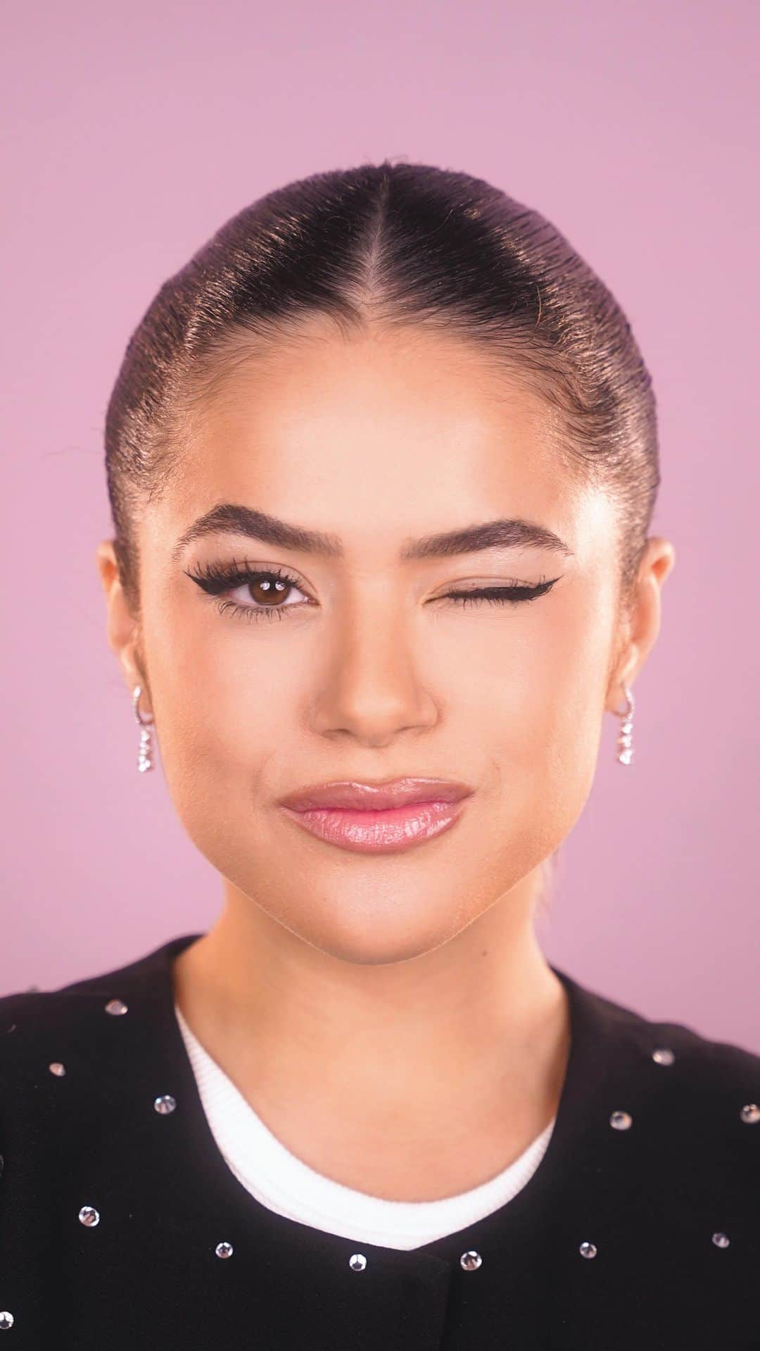 Maisa Silvaのインスタグラム：「Primos, agora é fácil fazer o delineado dos sonhos! O Tattoo Liner da @maybellinenybrasil chegou pra facilitar a vida de quem ama soltar a criatividade e dar aquele toque especial na make. É super fácil de usar, é a prova d’água e tem duração de até 48h! Além da caneta também tem a versão dip-in pra você ousar muito. Corre testar porque vocês vão AMAR!   #TattooLinerMaybellineBR #MaybellineBR #MaybellineNYBrasil   *Publi」