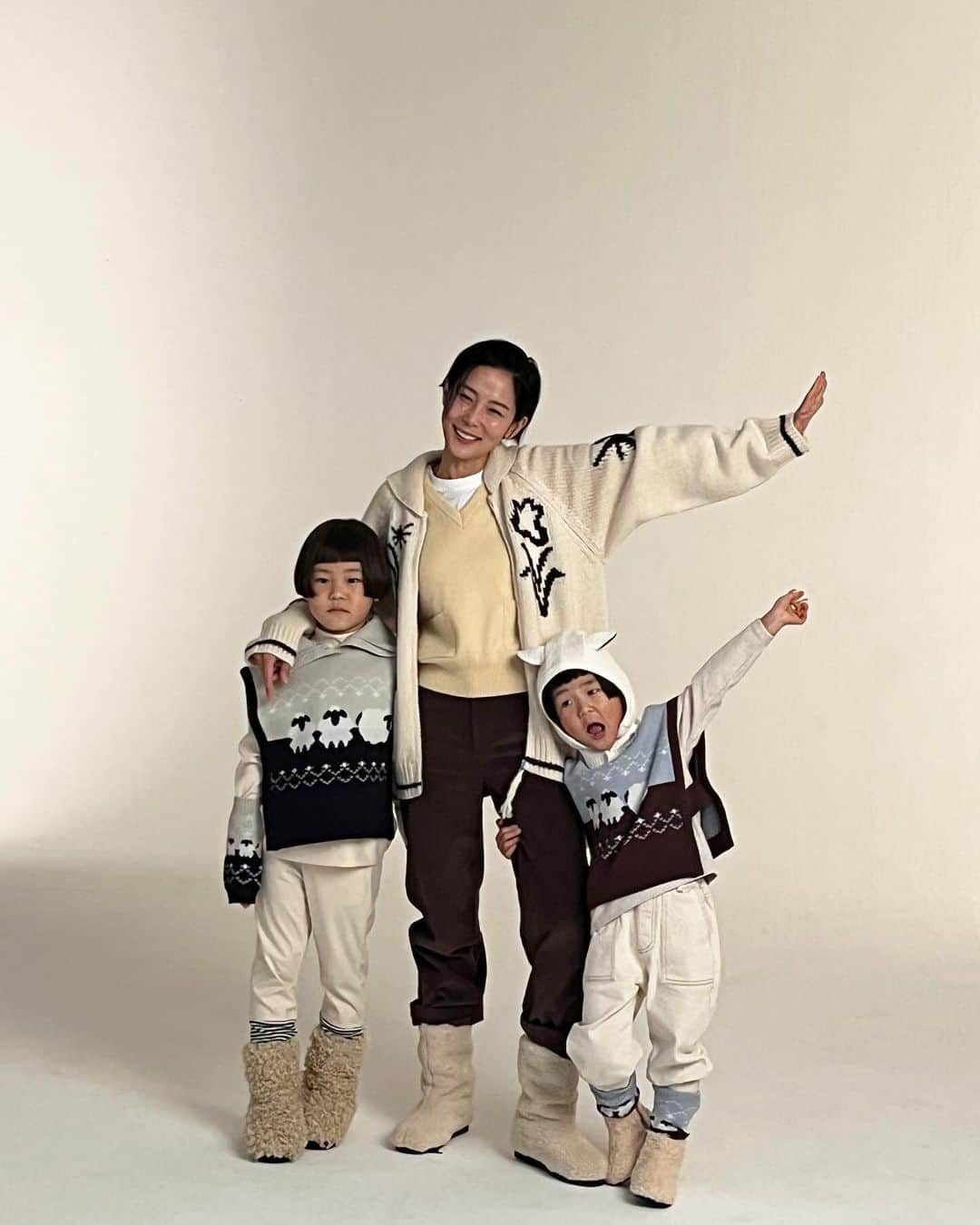 キム・ナヨンのインスタグラム：「며칠전 키디키디 광고 촬영장! 셋다 잘나오기 쉽지 않았는데 이제 3년차 모델이라고 여유가 넘친다. 🥹♥️ 사랑해요. 취향 육아 플랫폼 키디키디🌷 @kidikidi_kr」