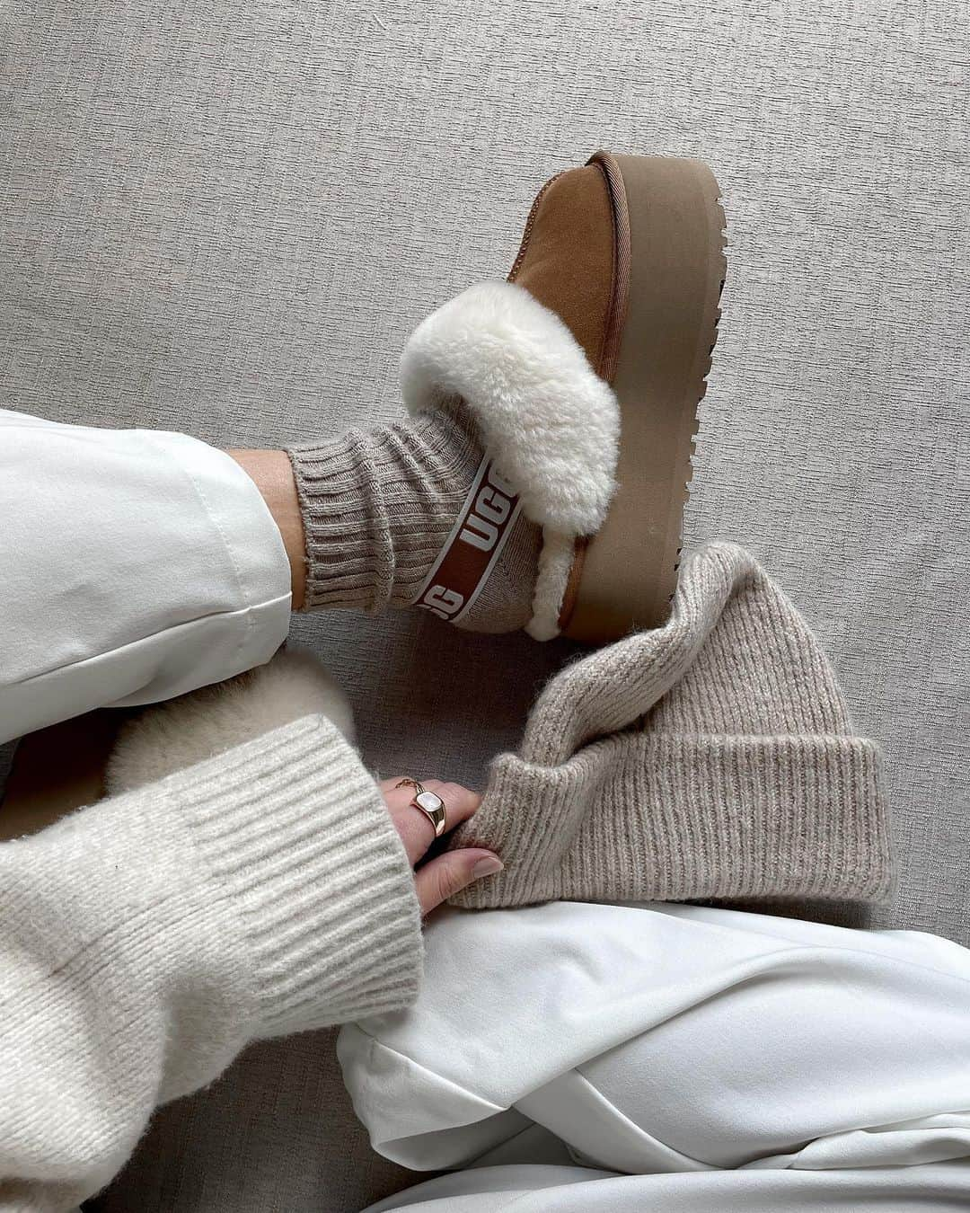 アグのインスタグラム：「#shoefies4ever   Shot by @letizia_cicconcelli   #UGG #FeelsLikeUgg #FallWeather #UggSeason #UggPlatforms」