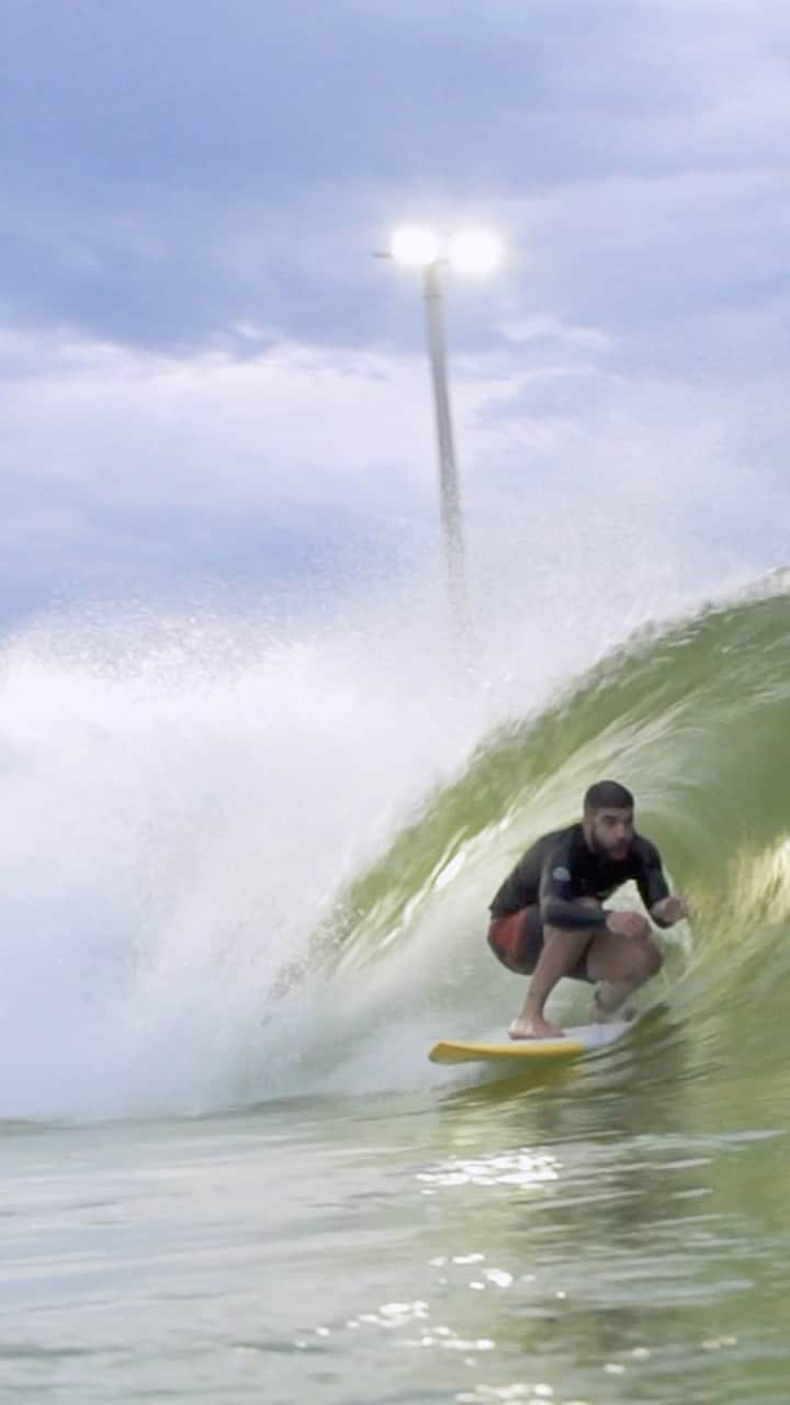カイオ・カストロのインスタグラム：「Eu declaro aberta a minha, a sua, a nossa praia na SurfLand 😍😍😍 E esse tubo….. depois de toda espera, agora temos nossa onda funcionando 🙏🏽♥️ Agora ngm segura a gente ein @surflandbrasil」