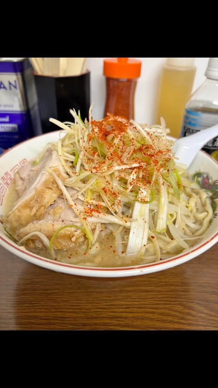 葉月里緒奈のインスタグラム：「I can't live without JIRO😁  #麺好き#麺スタグラム#麺すたぐらむ #ラーメン二郎 #二郎#ラーメン二郎横浜関内店 #ニンニクねぎトッピング#麺よしスープよし全部よし#ホロホロチャーシュー #お箸で切れる柔らかさ #店員さんもみんな優しい #もうまた食べたい#rionahazuki」