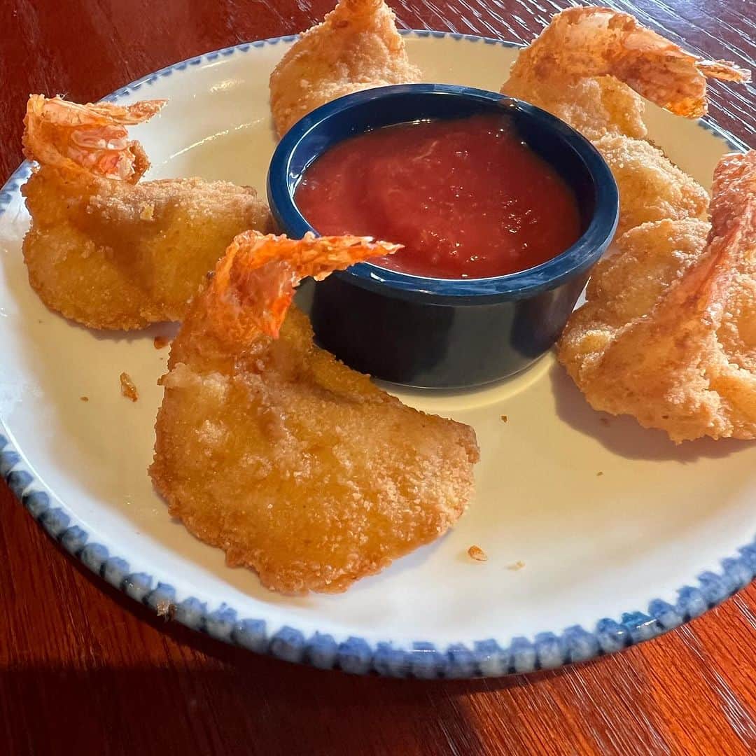 ライナ・ホワンさんのインスタグラム写真 - (ライナ・ホワンInstagram)「How much shrimp can I eat? Took on the $22 endless shrimp deal @redlobster with @rockstareater watch video here —> https://youtu.be/NtEV64vJxP8?si=4LRafO7xQ9JoGIgP」11月17日 8時41分 - rainaiscrazy