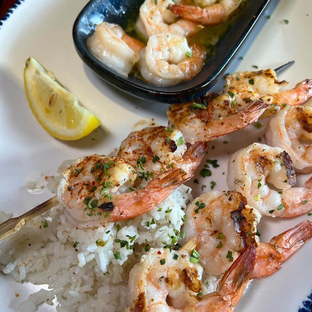 ライナ・ホワンさんのインスタグラム写真 - (ライナ・ホワンInstagram)「How much shrimp can I eat? Took on the $22 endless shrimp deal @redlobster with @rockstareater watch video here —> https://youtu.be/NtEV64vJxP8?si=4LRafO7xQ9JoGIgP」11月17日 8時41分 - rainaiscrazy