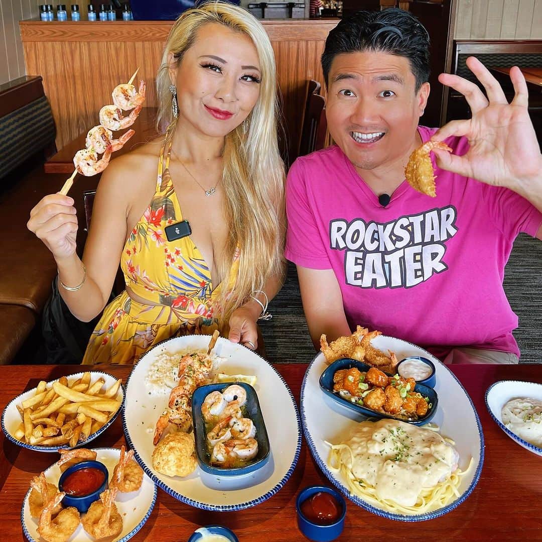 ライナ・ホワンのインスタグラム：「How much shrimp can I eat? Took on the $22 endless shrimp deal @redlobster with @rockstareater watch video here —> https://youtu.be/NtEV64vJxP8?si=4LRafO7xQ9JoGIgP」