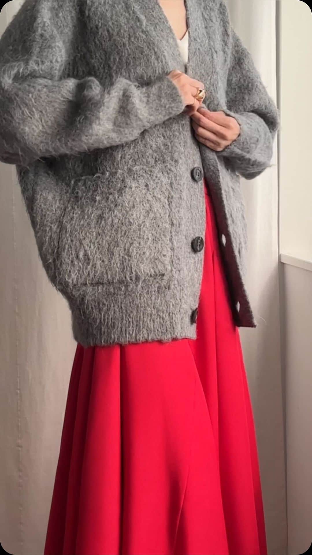 NOBLEのインスタグラム：「シャギーオーバーサイズカーディガン no. 23080240930040 ¥26,400税込  切り替えフレアーロングスカート no. 23060240970040 ¥19,800税込  【CHRISTIAN VILLA】スクエアバッグ no. 23092250002130 ¥24,200税込  【ARTESANOS】ローファー no. 23093250002130 ¥21,780税込  ---------------------------------------------  @noble.jp @baycrews #noble #baycrews  #new #item #collection  #feminine #styilsh #simple #modern #ノーブル #新作 #新入荷  #インスタライブ #ライブ配信 #スタッフコーデ  #今日のコーデ#大人コーデ#ファッション #今日の服#大人ファッション#シンプルコーデ#着回し」