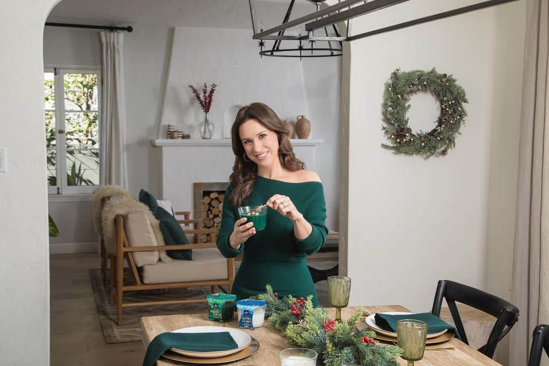 レイシー・シャベールさんのインスタグラム写真 - (レイシー・シャベールInstagram)「#ad ‘Tis the season for holiday hosting! @glade limited time holiday fragrances are my must-haves to set the perfect festive vibe! Available to shop now! ✨🎁 #gladepartner」11月17日 8時45分 - thereallacey