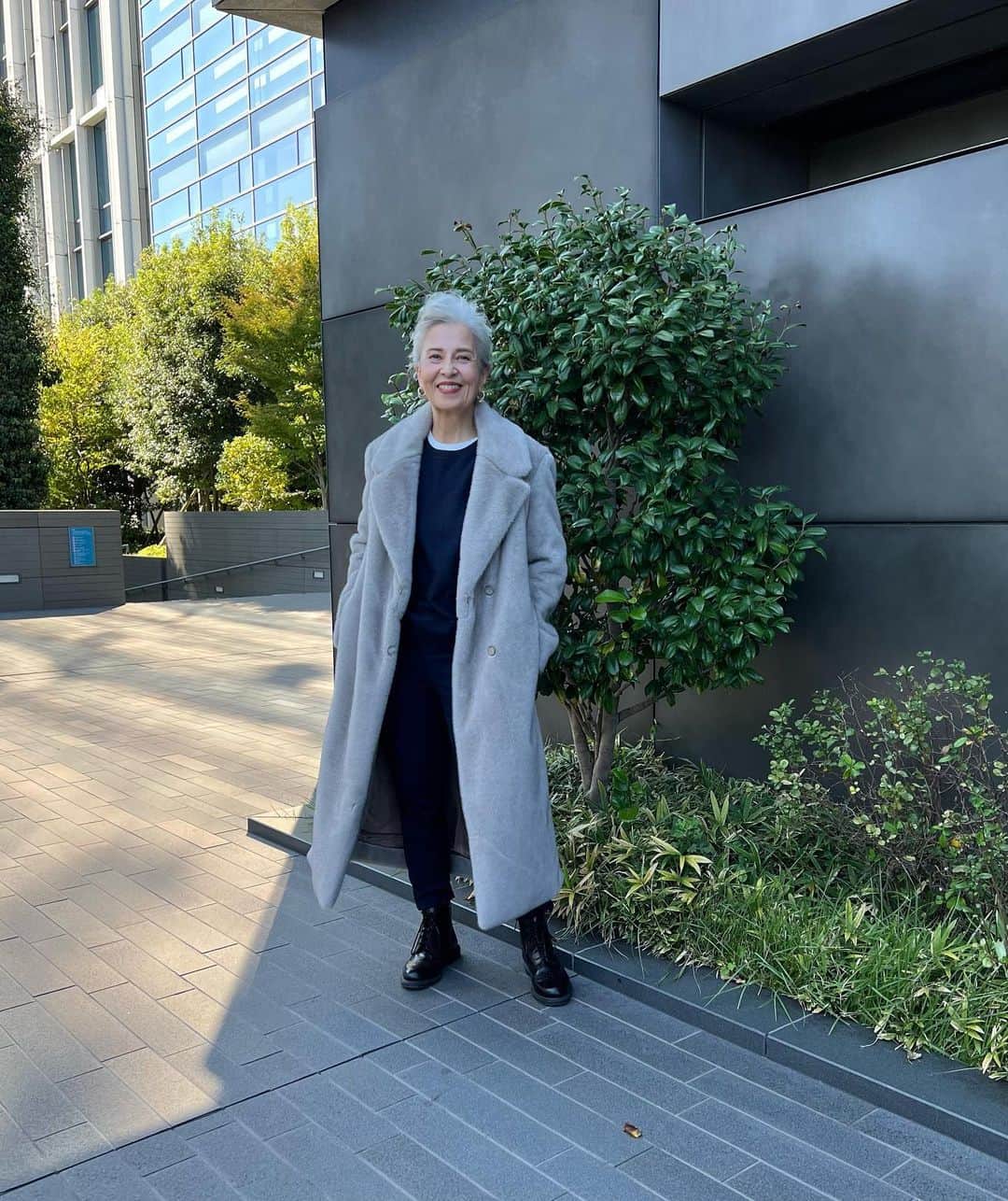 結城アンナのインスタグラム：「🍂この秋冬はバナナ・リパブリックらしい上品でエレガント、普段使いもしやすい エコファーコートが定番になりそう☺️   エコファーコートは、着回しができるのでラフに着るのがお気に入りです🥰  メリノクルーネックセーターも重ね着ができるくらいの薄さでサイズ感も着丈もとても良いです👍🏼どのアイテムも上質な物ばかり❣️  ✨Ecological furcoat from Banana Republic🫶🏼  @bananarepublic_jp  #pr #thebrlook #バナナリパブリック #バナリパ #エコファー #ホリデースタイル #ecologicalfur #ecologicalfurcoat」