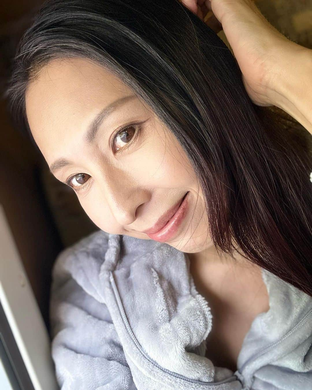 佐田茉莉子さんのインスタグラム写真 - (佐田茉莉子Instagram)「おは〜❤️  #佐田茉莉子  #サタマリ #熟女  #オフショット #ジーウォーク #写真集」11月17日 8時49分 - mariko_sata