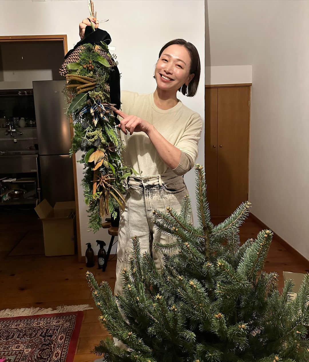 黒沢祐子さんのインスタグラム写真 - (黒沢祐子Instagram)「鎌倉のお家にクリスマスがやってきた🌲  @flowernoritake にオーダーしていたミニツリーとスワッグがちょうど届きオーナメントのダンボール引っ張り出して遊びに来ていた　@chihapine に飾り付けを手伝ってもらった ナットキングコールを流しながら気分はすっかりクリスマス ちはるちゃんもクリスマス装飾やろうかなぁ…と 触発されてた🤣 近々　@pinevillage_kamakura チェックしにいかなきゃ  美味しいワイン2本空けて楽しい夜でした🌙  #life #鎌倉暮らし #クリスマス #christmas2023」11月17日 8時51分 - yukowedding