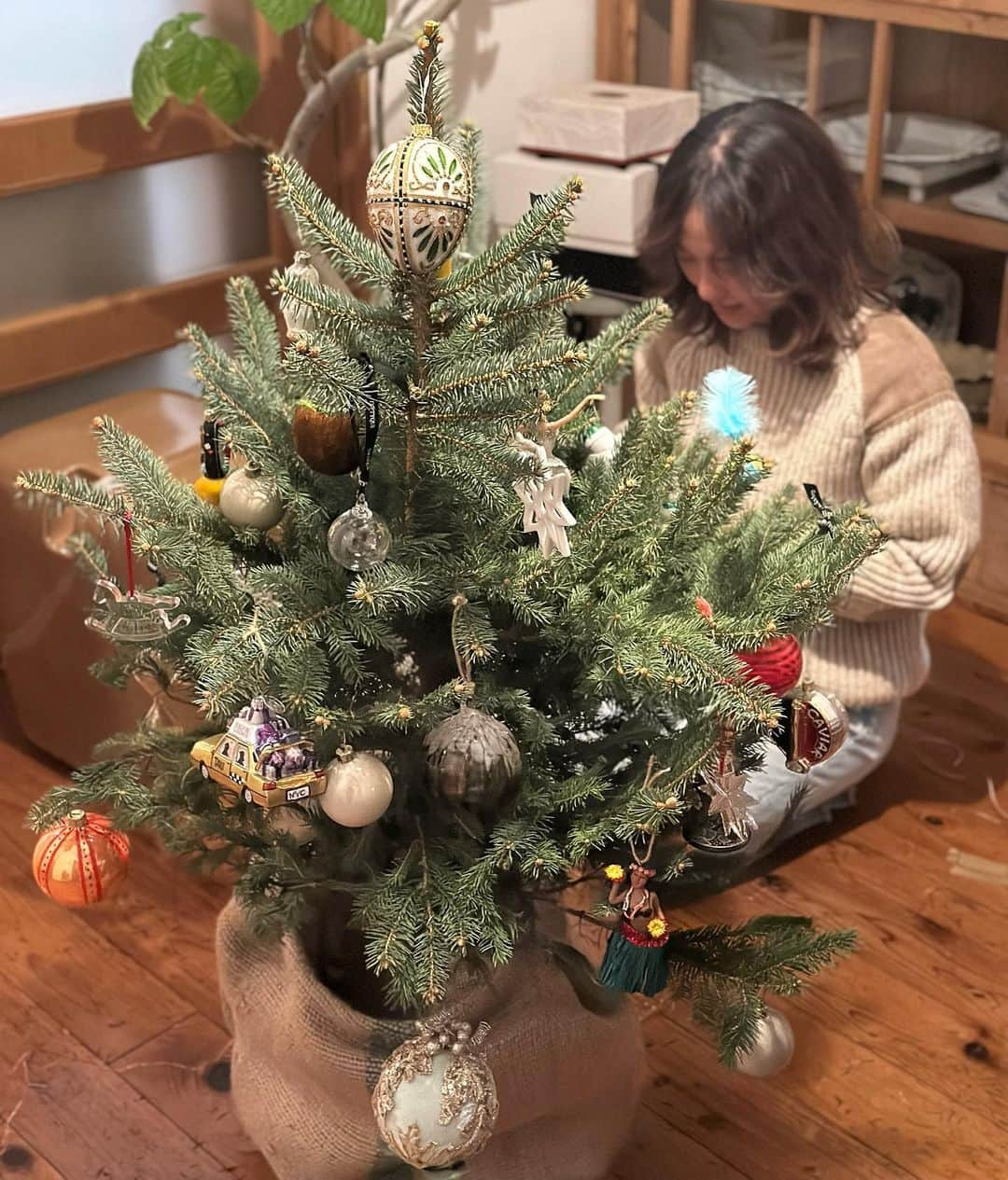 黒沢祐子さんのインスタグラム写真 - (黒沢祐子Instagram)「鎌倉のお家にクリスマスがやってきた🌲  @flowernoritake にオーダーしていたミニツリーとスワッグがちょうど届きオーナメントのダンボール引っ張り出して遊びに来ていた　@chihapine に飾り付けを手伝ってもらった ナットキングコールを流しながら気分はすっかりクリスマス ちはるちゃんもクリスマス装飾やろうかなぁ…と 触発されてた🤣 近々　@pinevillage_kamakura チェックしにいかなきゃ  美味しいワイン2本空けて楽しい夜でした🌙  #life #鎌倉暮らし #クリスマス #christmas2023」11月17日 8時51分 - yukowedding