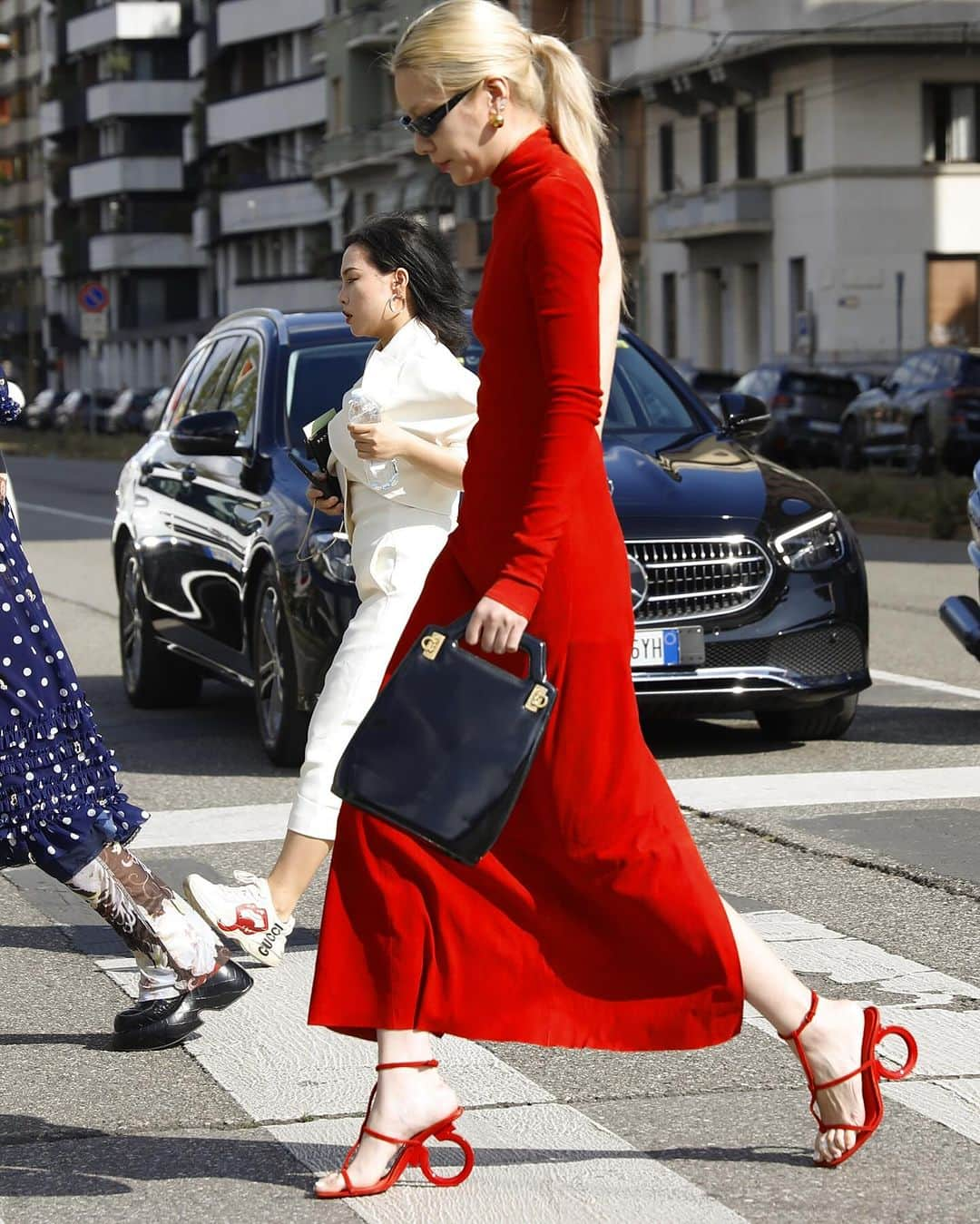 Lee Oliveiraのインスタグラム：「Few things make as bold a statement as a well-executed solid red ensemble. The vibrancy of bright red not only captivates attention but also resonates strongly with the festive spirit of the holiday season.  During the recent fashion season, the streets were awash with the striking presence of red, making it a daily style staple.  Indeed, Red Is Making a Fiery Comeback. Could it possibly be the frontrunner for Pantone’s 2024 colour of the year?」