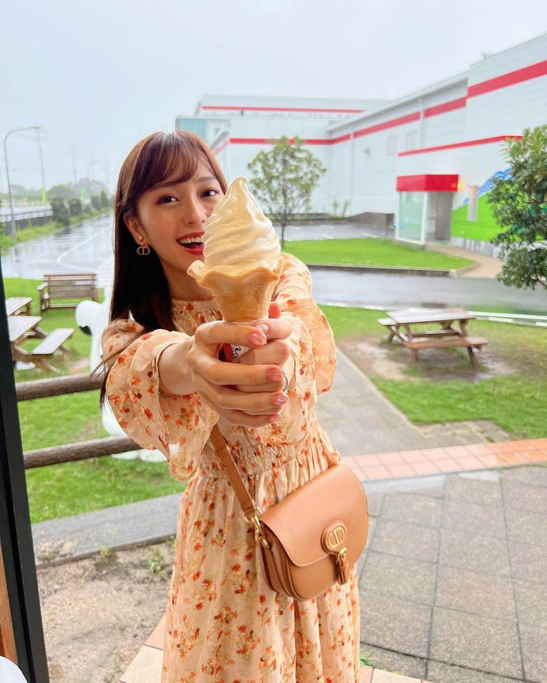 みき みーやんさんのインスタグラム写真 - (みき みーやんInstagram)「撮影のOKもらって嬉しそうな顔🤣🍦💕 . . 鳥取旅行でおすすめしたいスポット！ #カウィーのみるく館 🥛 . 白バラの製品やグッズ、 お土産などいろいろ販売しているお店で 白バラ牛乳ソフトクリーム🍦ってのが売ってたので 食べてきたよー🤤❤ . . OKがかかった瞬間『食べられる😍』って 嬉しそうな顔してるんやけどそれが笑えるwww . . はぁ🤤濃厚なミルクが最高に美味しかったなぁ🍦❤ . #PR#とっとり旅#鳥取 #鳥取旅行 #鳥取名物#お土産#tottori #Japantrip#フリーモデル #グルメ女子 #Japantravel#撮影風景#撮影の裏側#モデル#モデル撮影#撮影モデル#関西モデル#鳥取土産#ワンピース#ワンピースコーデ#プチプラ#プチプラコーデ#白バラ牛乳#白バラ#大山ワンダー#鳥取観光#大山山麓日野川流域#東伯郡」11月17日 8時55分 - mi_yan0101