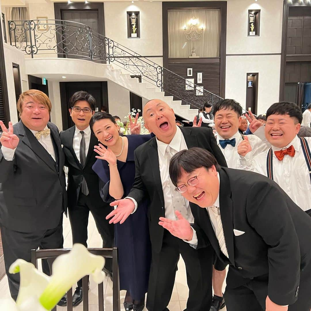 彦摩呂さんのインスタグラム写真 - (彦摩呂Instagram)「ウッチーこと 内山信二くん 結婚式💒💒💒 おめでとう㊗️🎈🎉🎊  素晴らしい式でした〜  ウッチー、娘のイトちゃん 可愛い😍  花嫁の琴ちゃん めっちゃ綺麗😍❣️  さんまさんも流石でした〜  我らおデブぽっちゃりチームも 盛り上げましたよ〜‼️  本当に幸せいっぱいの 笑いに溢れた 時間でした〜 🩷❣️💓㊗️🌈👍😃  #彦摩呂 #内山信二 #結婚式」11月17日 8時55分 - hikomaro_honmono