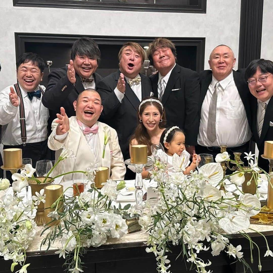 彦摩呂さんのインスタグラム写真 - (彦摩呂Instagram)「ウッチーこと 内山信二くん 結婚式💒💒💒 おめでとう㊗️🎈🎉🎊  素晴らしい式でした〜  ウッチー、娘のイトちゃん 可愛い😍  花嫁の琴ちゃん めっちゃ綺麗😍❣️  さんまさんも流石でした〜  我らおデブぽっちゃりチームも 盛り上げましたよ〜‼️  本当に幸せいっぱいの 笑いに溢れた 時間でした〜 🩷❣️💓㊗️🌈👍😃  #彦摩呂 #内山信二 #結婚式」11月17日 8時55分 - hikomaro_honmono