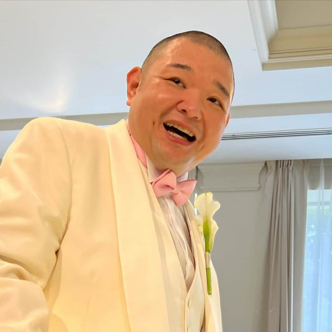 彦摩呂のインスタグラム：「ウッチーこと 内山信二くん 結婚式💒💒💒 おめでとう㊗️🎈🎉🎊  素晴らしい式でした〜  ウッチー、娘のイトちゃん 可愛い😍  花嫁の琴ちゃん めっちゃ綺麗😍❣️  さんまさんも流石でした〜  我らおデブぽっちゃりチームも 盛り上げましたよ〜‼️  本当に幸せいっぱいの 笑いに溢れた 時間でした〜 🩷❣️💓㊗️🌈👍😃  #彦摩呂 #内山信二 #結婚式」