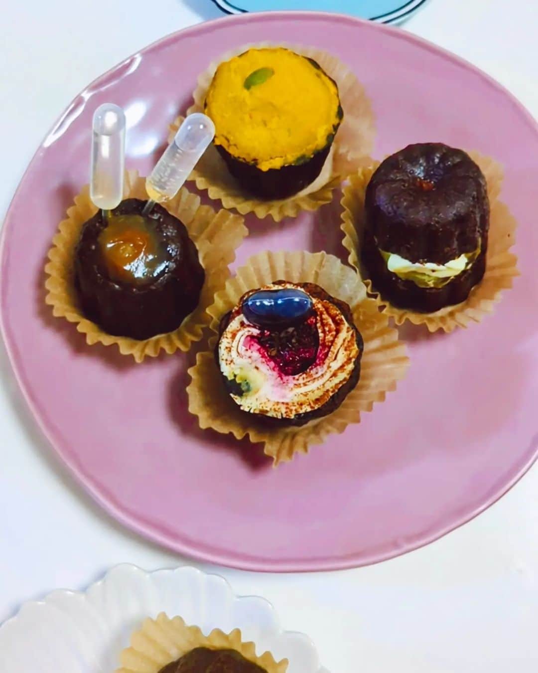 三宅裕子さんのインスタグラム写真 - (三宅裕子Instagram)「昨日ストーリーズにのせたカヌレ♡   可愛すぎて思わず立ち止まった🤦‍♀️💕  𝕔𝕒𝕟𝕟𝕖𝕝𝕖 𝕝𝕚𝕥𝕝𝕖 -カヌレリテ- @cannele_lite 知ってる方も多いかも？  軽井沢発の人気カヌレ専門店✨ 信州の素材を使用していて  70種類以上もフレーバーがあるんだって❣️  特にラム酒や黒ビールを食べる直前に注入する リキュールカヌレセットがおいしかった❤︎  カボチャ🎃などクリームがのってるものは 素材をふんだんに使ってるのが伝わるお味で👌🏻´- もうどれを食べても本当においしくて感動。  娘もカヌレ大好きなので他のフレーバーも 気になってるよう…❣️☺️  お取り寄せもチェックしてみよう🎶    〇期間限定〇 ~11/12(水)まで✨ 東京都渋谷区渋谷２丁目２４−１２　 渋谷スクランブルスクエア１階 スペース1   °・*:.。.☆  PR @cannele_lite #カヌレリテ #カヌレ専門店 #おすすめカヌレ #カヌレ #軽井沢スイーツ #信州スイーツ #カヌレ部 #カヌレ巡り   #cannele #スイーツ #sweets #渋谷スクランブルスクエア #渋谷スイーツ  #お取り寄せスイーツ  #おすすめスイーツ」11月17日 8時55分 - yuko_miyake
