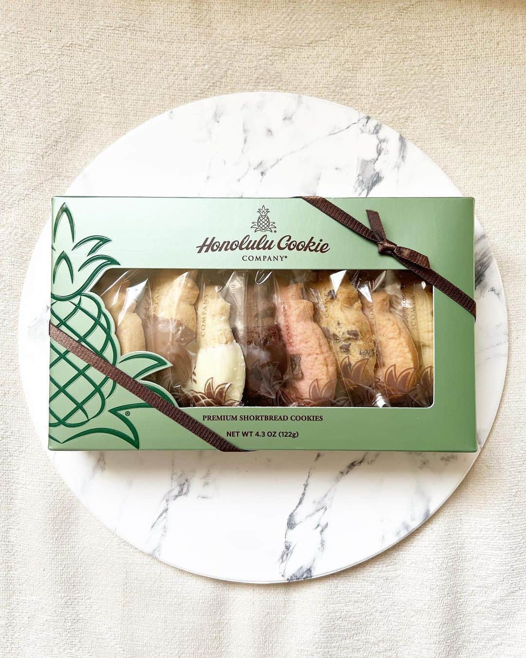 のインスタグラム：「🍪🍪🍪  だいすきなホノルルクッキー🍍🌴 @honolulucookie   たべたくて買おうとしてたら引き寄せた😆💚 ハワイが私を呼んでいる〜🌺 JTBでオンラインで旅行相談もできるみたいだよ💻  ・  #PR @jtb_jp  #ホノルルクッキー #クッキー #ハワイ土産」