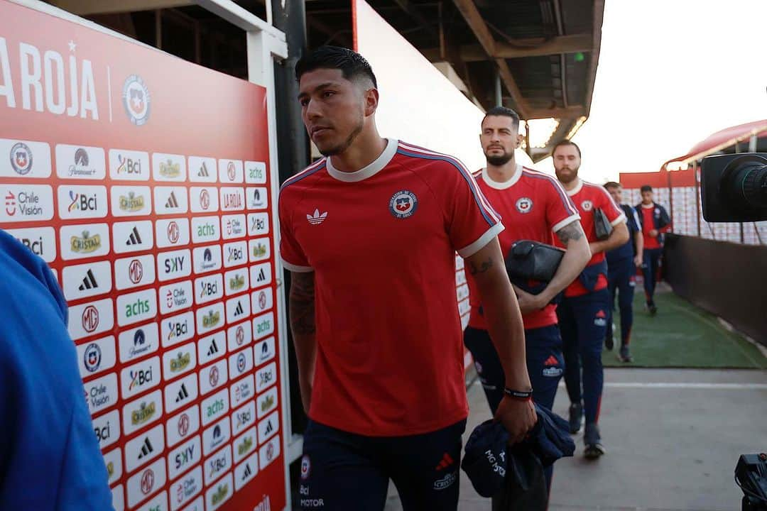 サッカーチリ代表チームさんのインスタグラム写真 - (サッカーチリ代表チームInstagram)「#LaRoja 🇨🇱 ya está en el 🏟️ Monumental‼️  #SomosLaRoja」11月17日 8時59分 - laroja