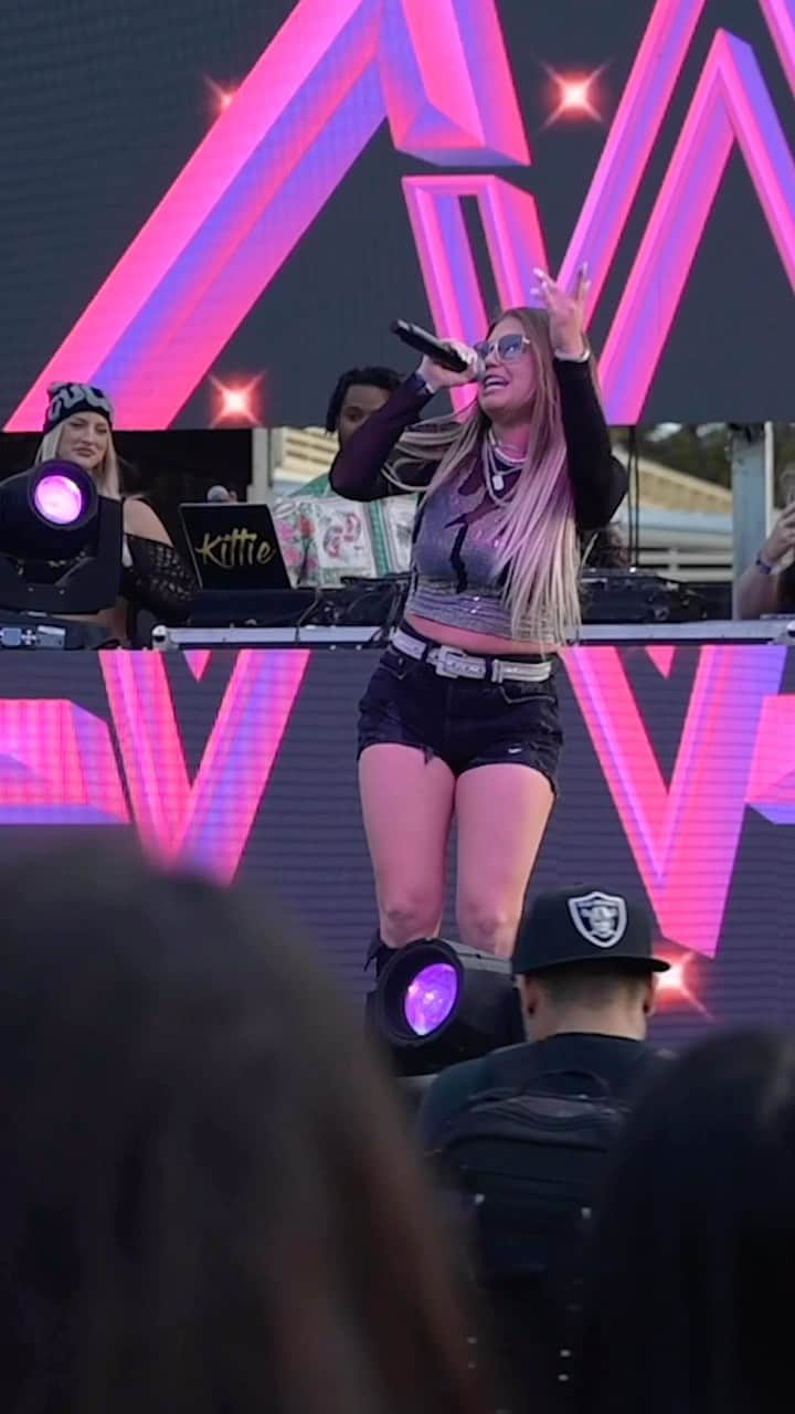 シャネル・ウエスト・コーストのインスタグラム：「Full vlog from @dreamlandfestival_ up now at YouTube.com/chanelwestcoast 😜🤘🏼Wait for the end tho 😂 those boots really are a struggle lol」