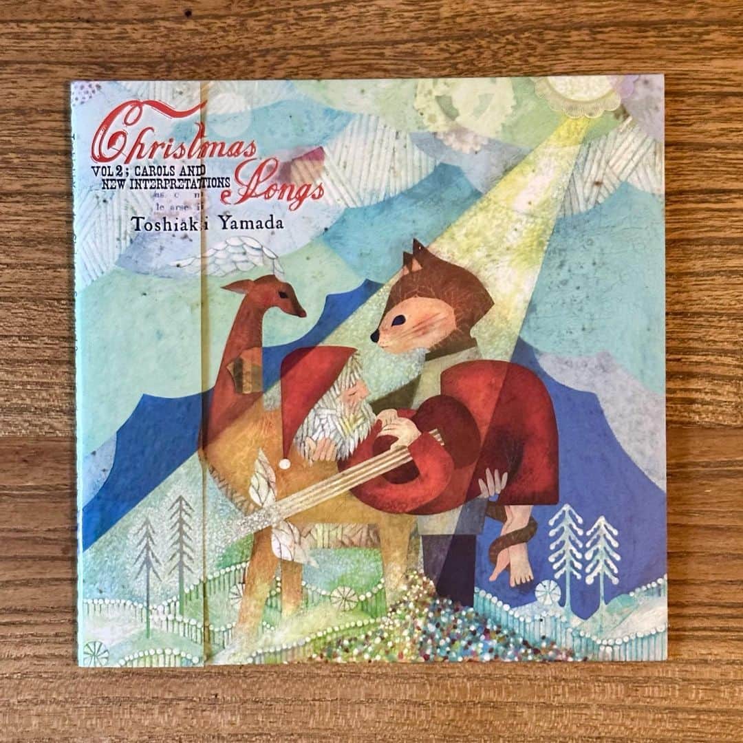 のインスタグラム：「CD完成しました！『Christmas Songs vol.2 - carols and new interpretations』、讃美歌や聖歌、新解釈で取りあげたクリスマスソング全11曲。明日の下北沢レテの物販で購入できます。吉祥寺ではカフェ長男堂、そして中目黒トラベラーズファクトリー、さらにはお世話になってるお店で来週くらいから先行発売。特典カードがつきます。開封して1回聴いて、2012年の『Christmas Songs』を聴いてから、また3回聴きました。もう完全にクリスマスモード。オフィシャル通販STOREでは今日から発送準備。 #山田稔明」